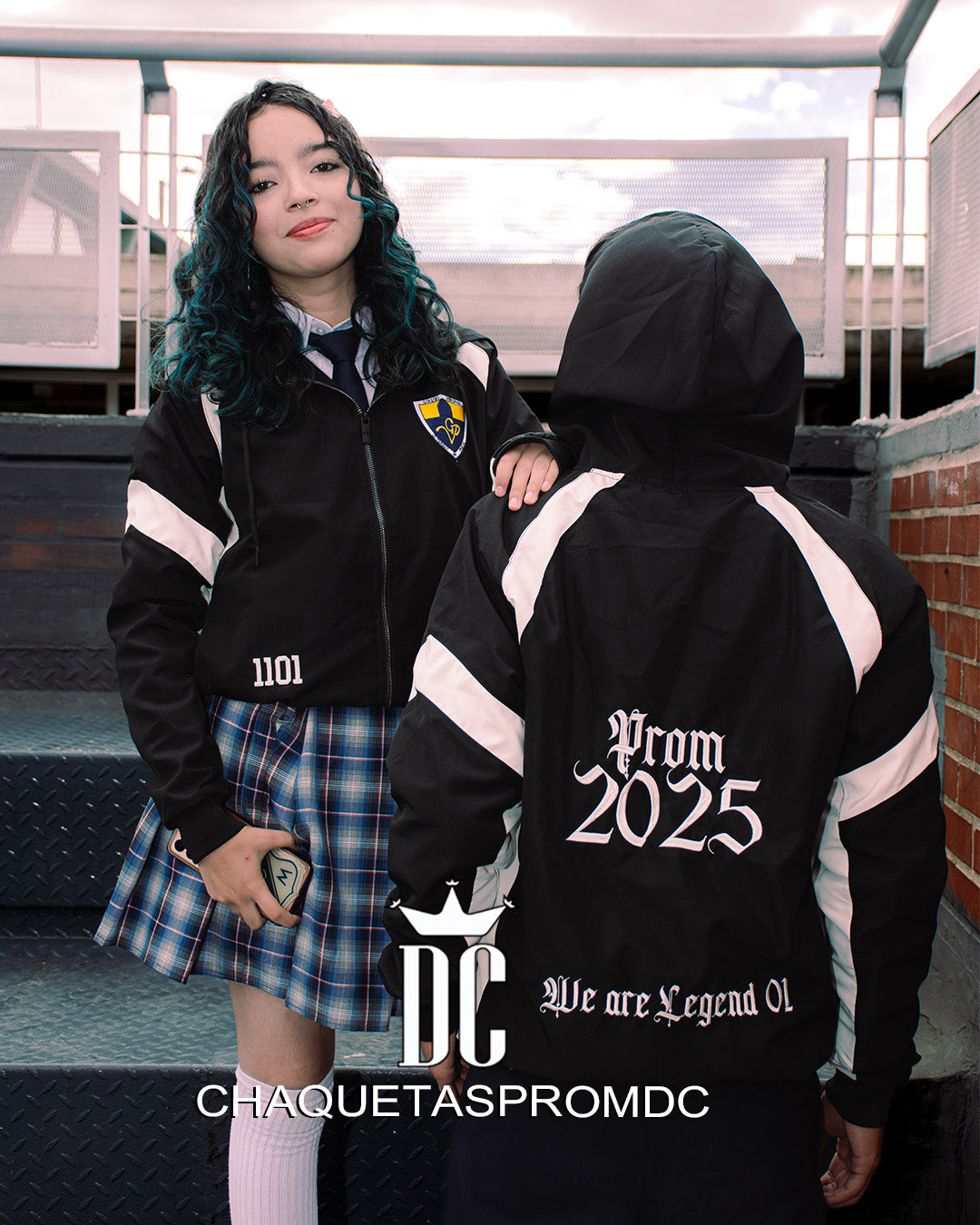 CHAQUETA IMPERMEABLE CON CORTES EN FRANJAS