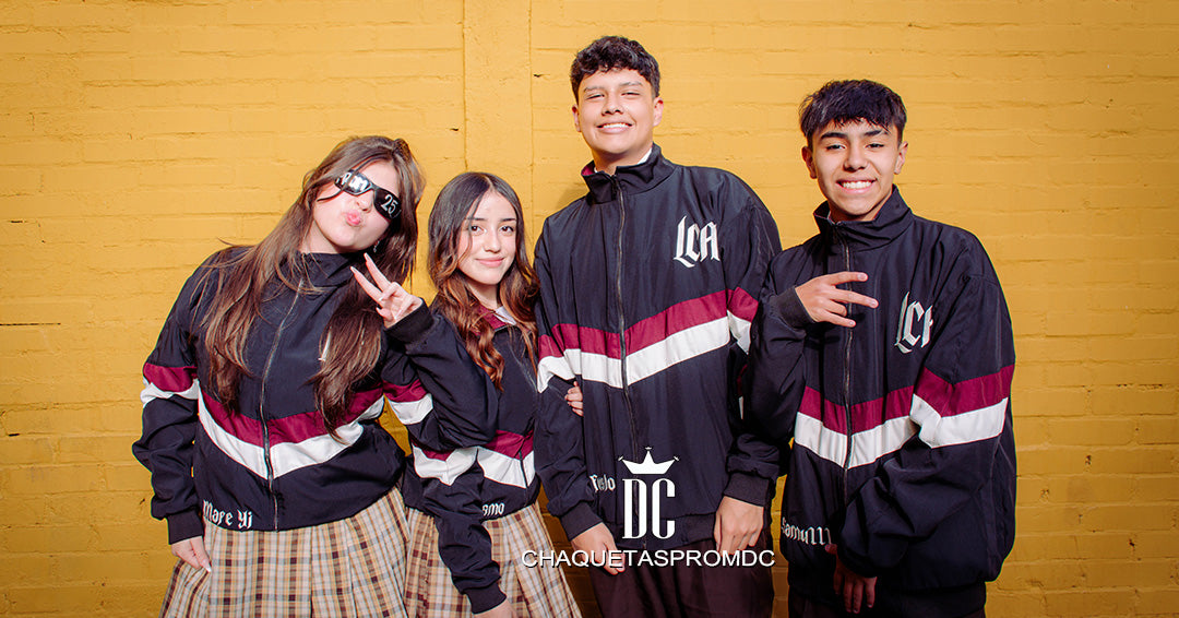 CHAQUETA IMPERMEABLE CON FRANJAS EN V