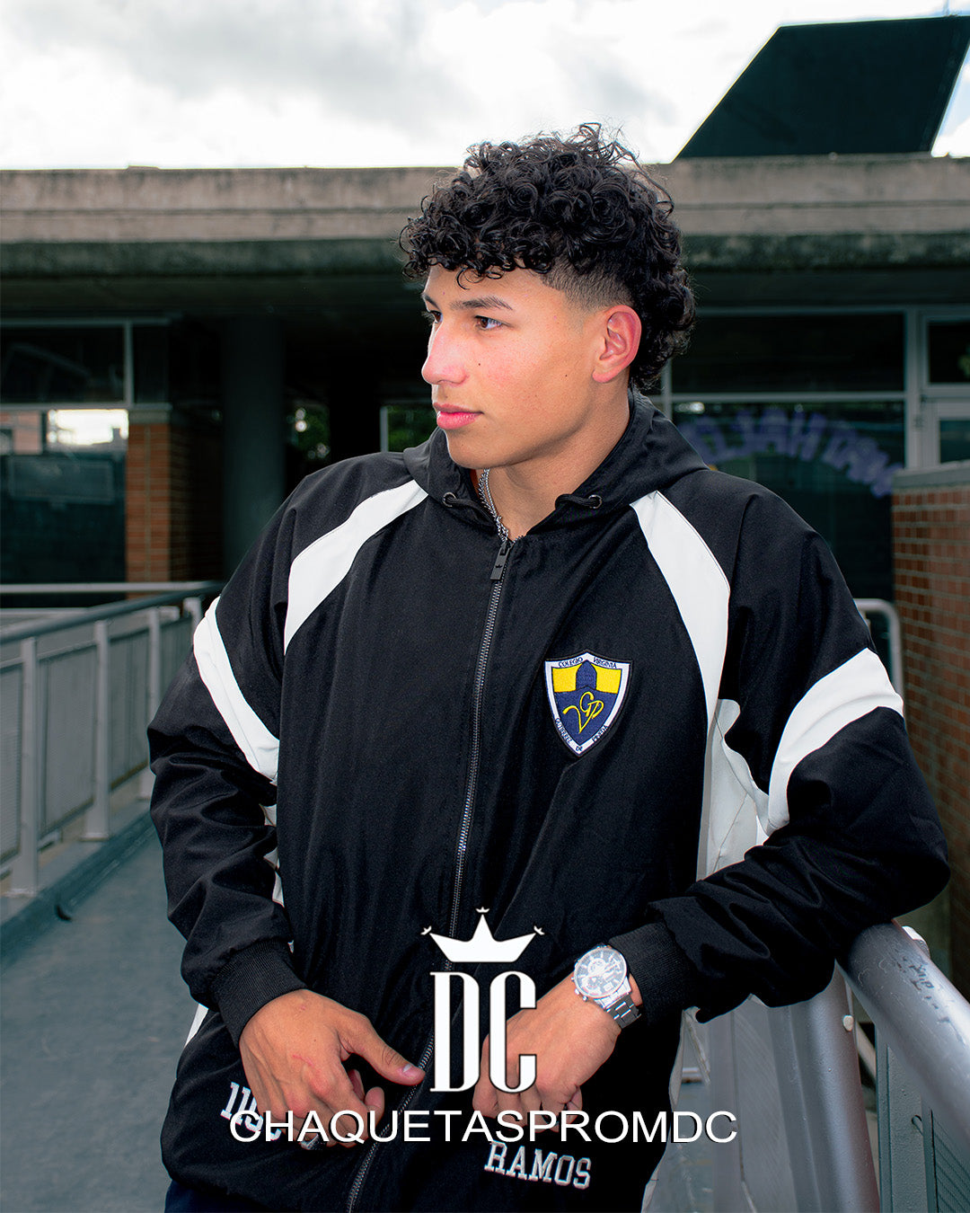 CHAQUETA IMPERMEABLE CON CORTES EN FRANJAS