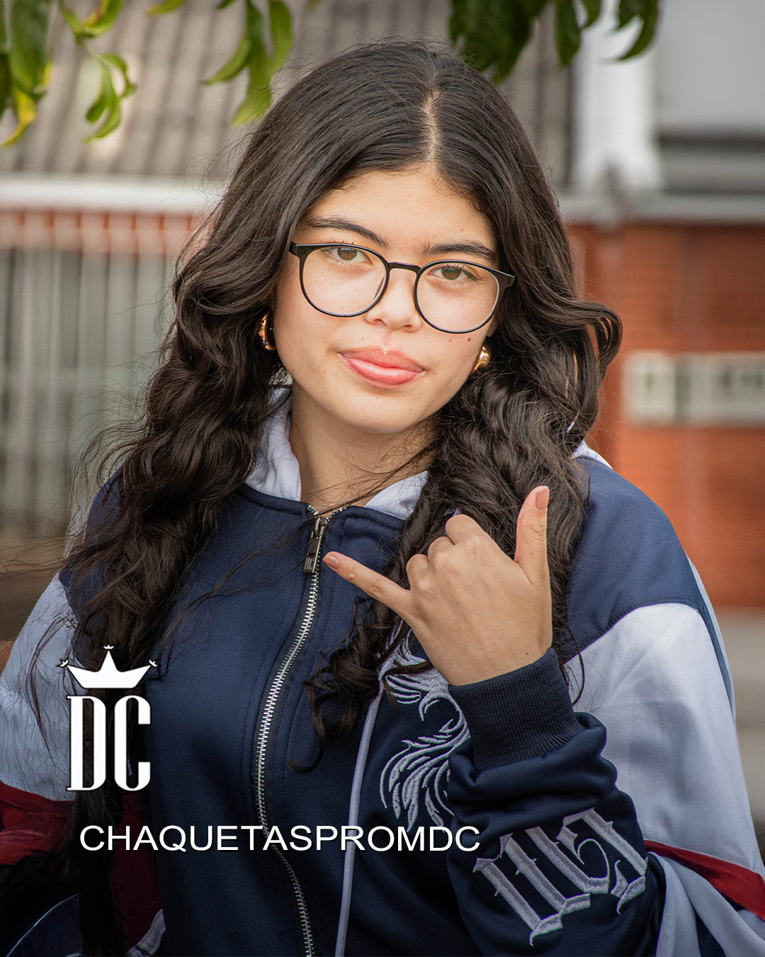 CHAQUETA CON CORTES EN MANGAS