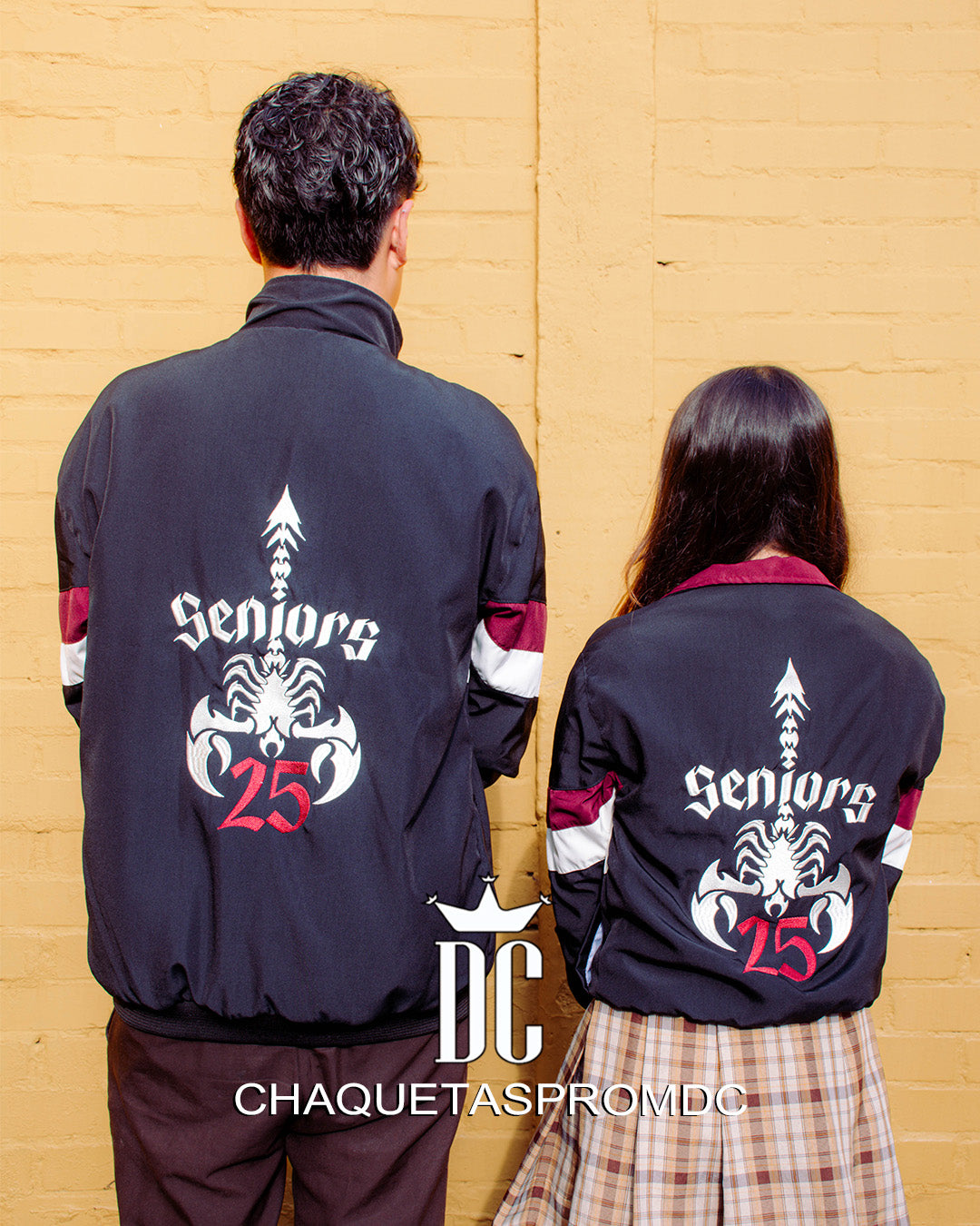 CHAQUETA IMPERMEABLE CON FRANJAS EN V