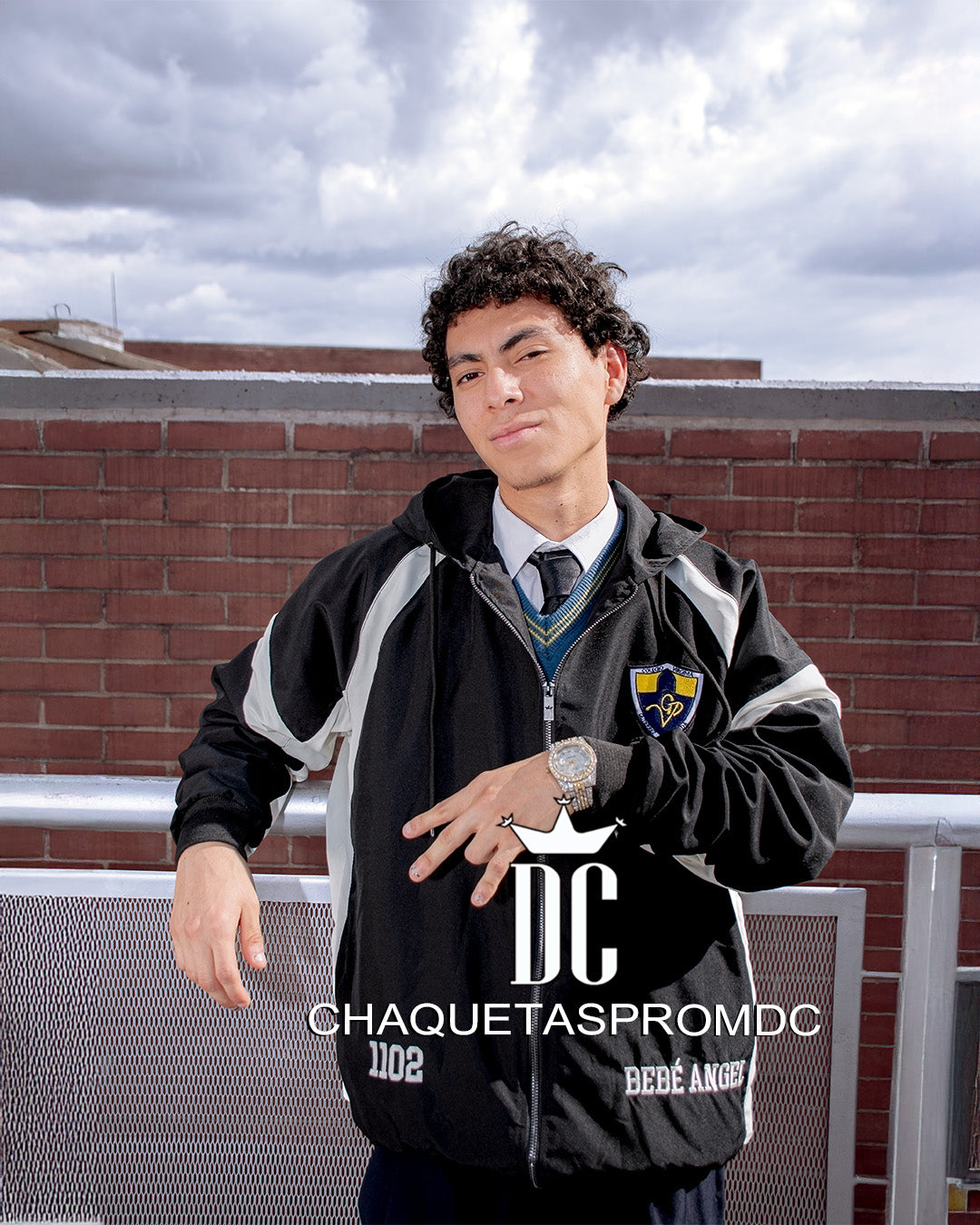 CHAQUETA IMPERMEABLE CON CORTES EN FRANJAS