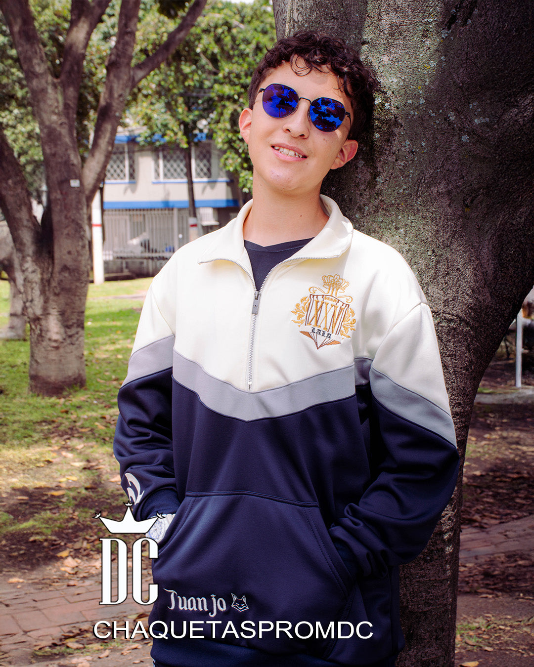 HOODIE DE CUELLO ALTO Y CORTES EN V, BEIGE/AZUL