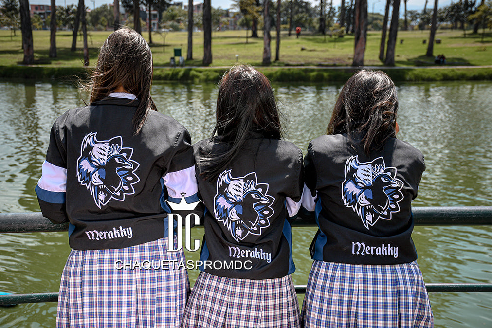 CHAQUETA CON CORTES RECTOS EN MANGAS