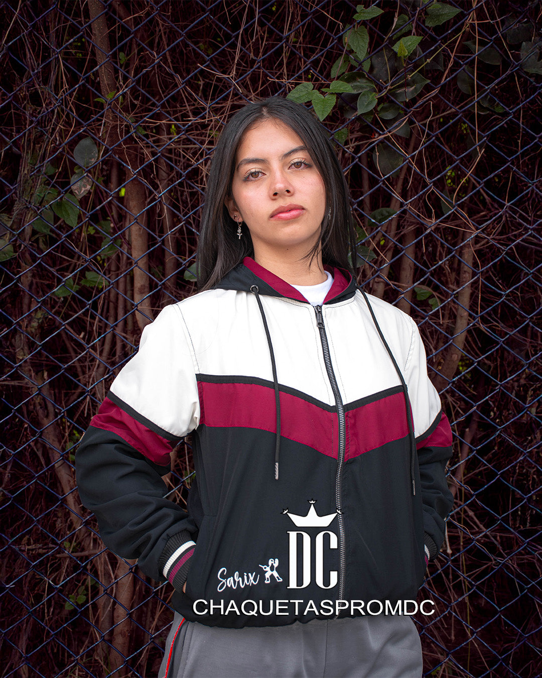 CHAQUETA IMPERMEABLE 3 CORTES EN V ALTO
