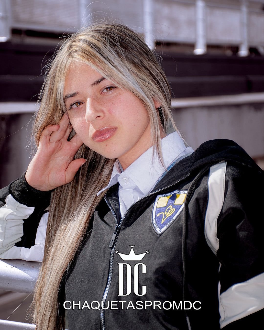 CHAQUETA IMPERMEABLE CON CORTES EN FRANJAS