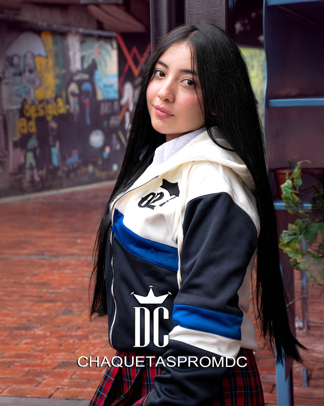 CHAQUETA EN PERCHADO CON CORTES DIAGONALES