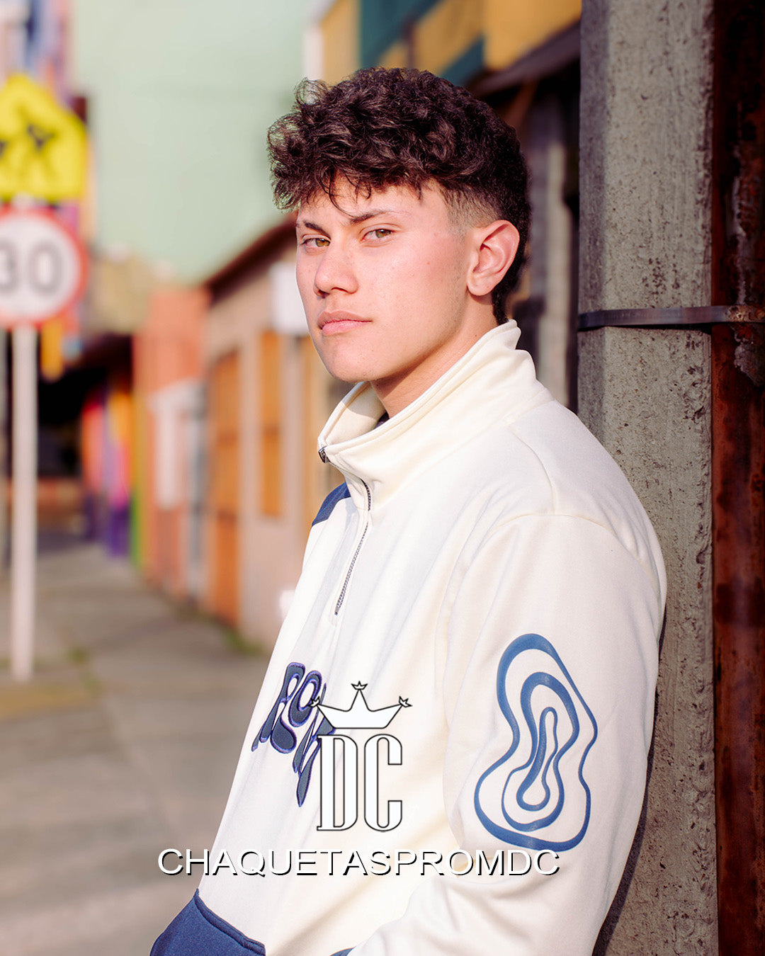 HOODIE CUELLO ALTO CON PUÑOS Y BOLSILLO CONTRASTANTES, BEIGE/AZUL