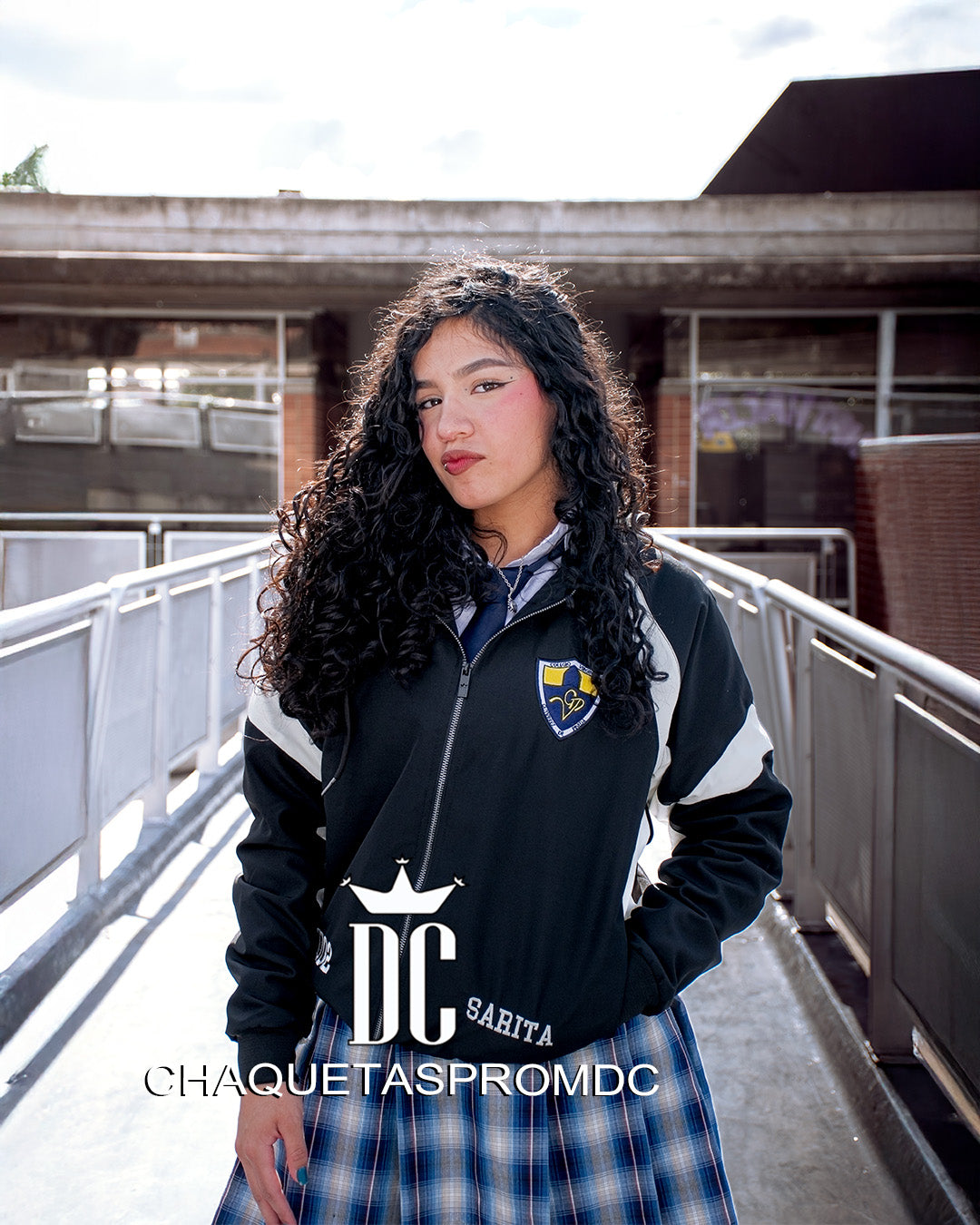 CHAQUETA IMPERMEABLE CON CORTES EN FRANJAS