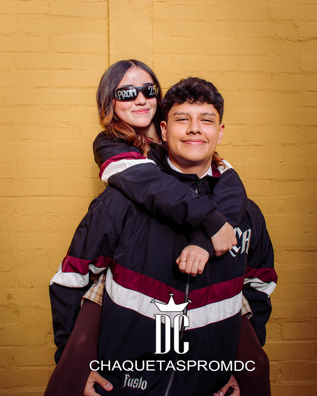 CHAQUETA IMPERMEABLE CON FRANJAS EN V