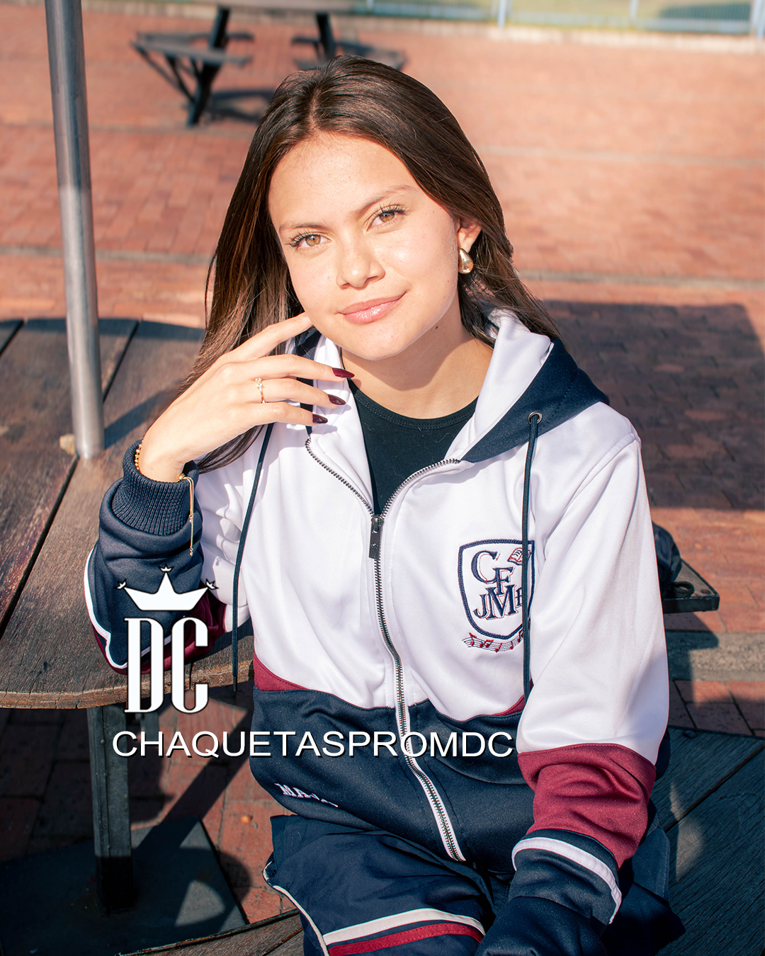 CHAQUETA EN PERCHADO CON CORTES FRENTE Y ESPALDA