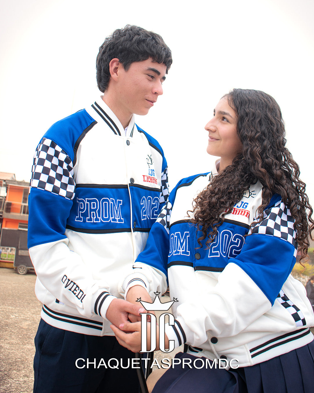 F1 CUELLO Y BROCHES BEIGE/AZUL REY