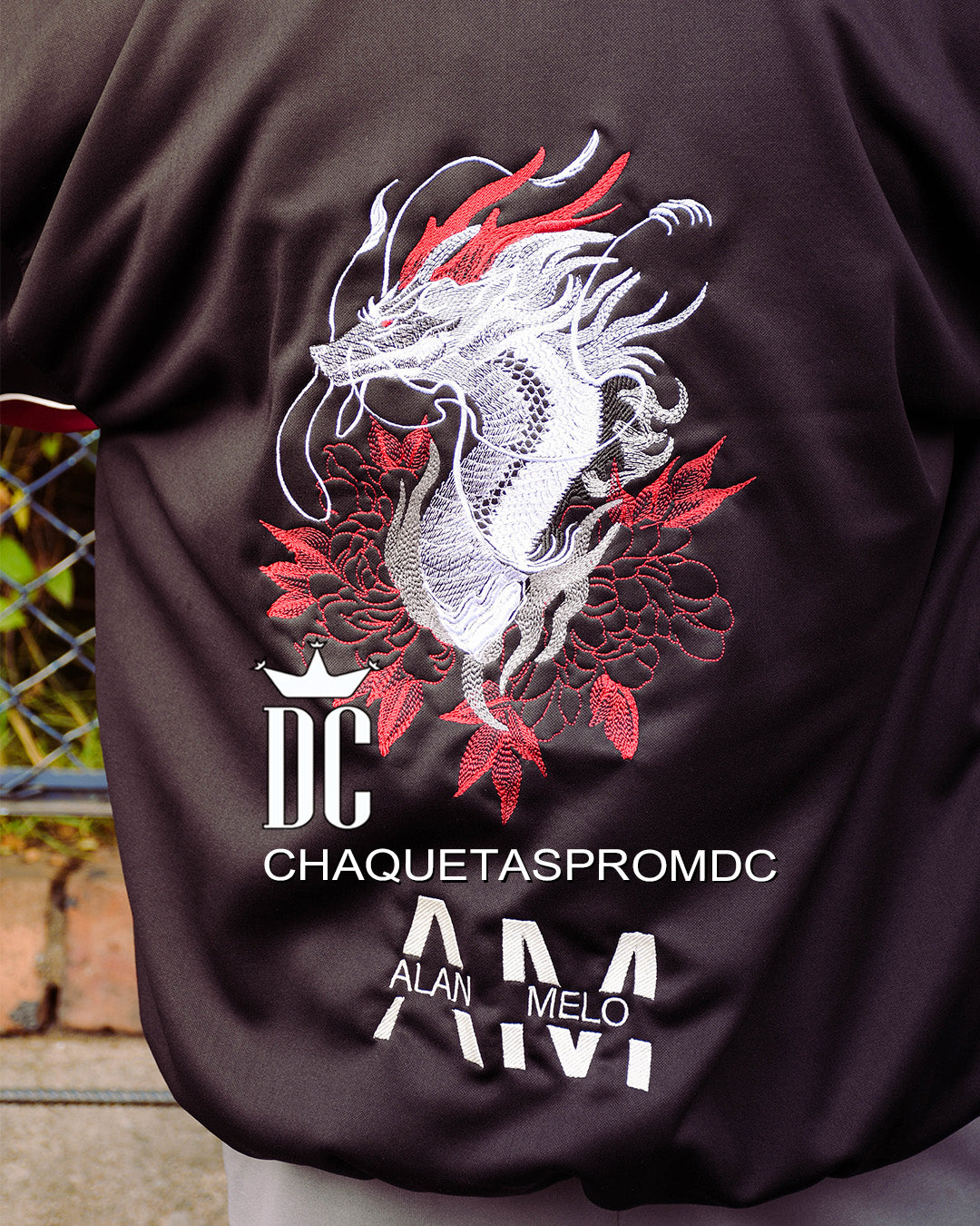CHAQUETA EN PERCHADO CON FRANJAS EN V Y CAPOTA REMOVIBLE