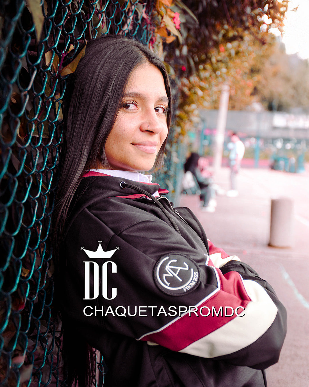 CHAQUETA EN PERCHADO CON FRANJAS EN V Y CAPOTA REMOVIBLE