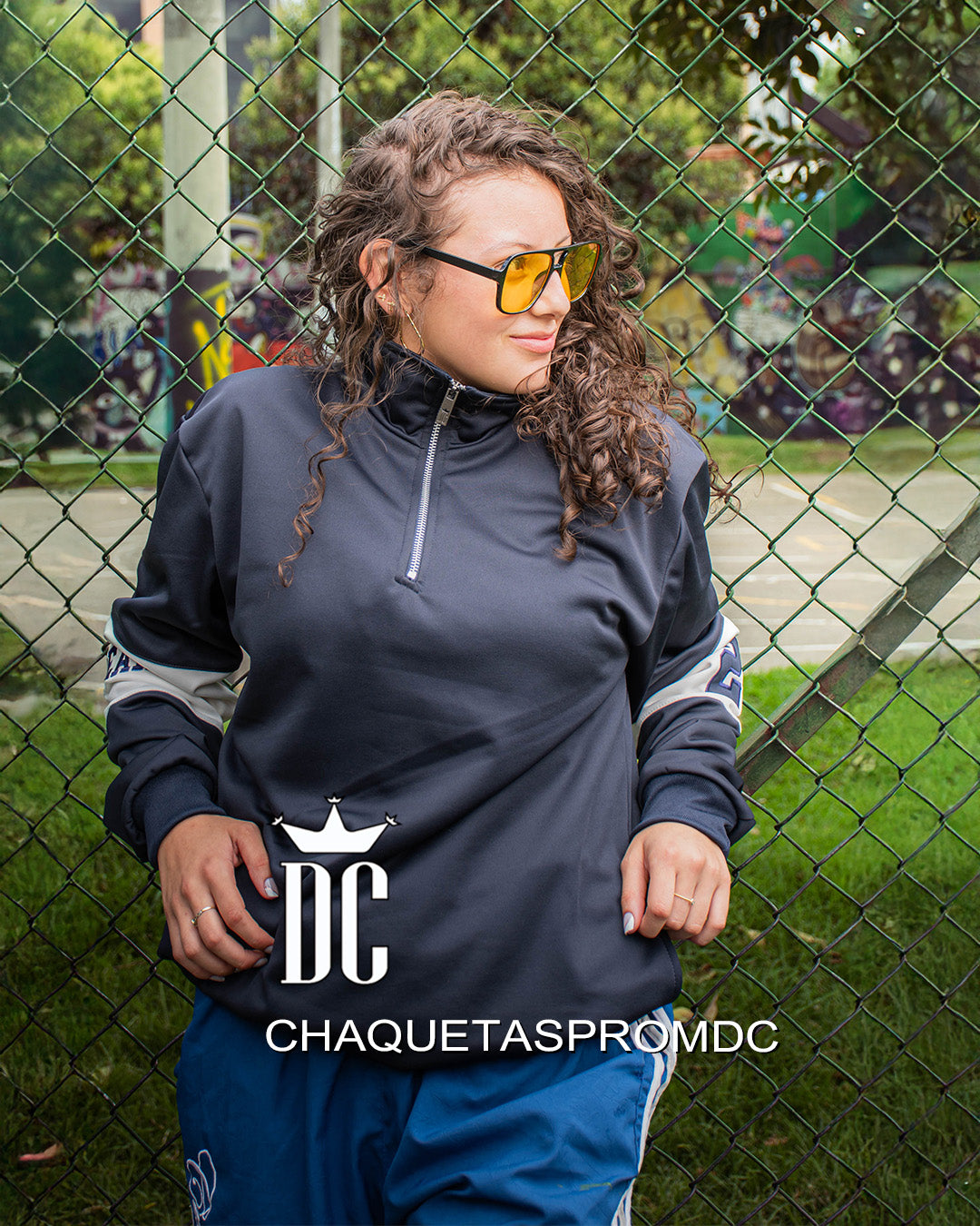 HOODIE DE CUELLO ALTO Y CORTE EN MANGAS, AZUL