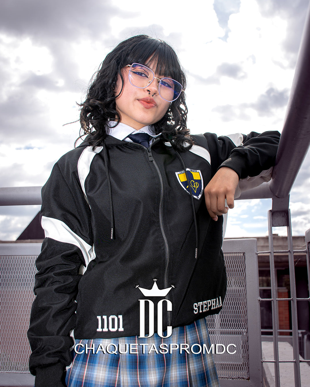 CHAQUETA IMPERMEABLE CON CORTES EN FRANJAS