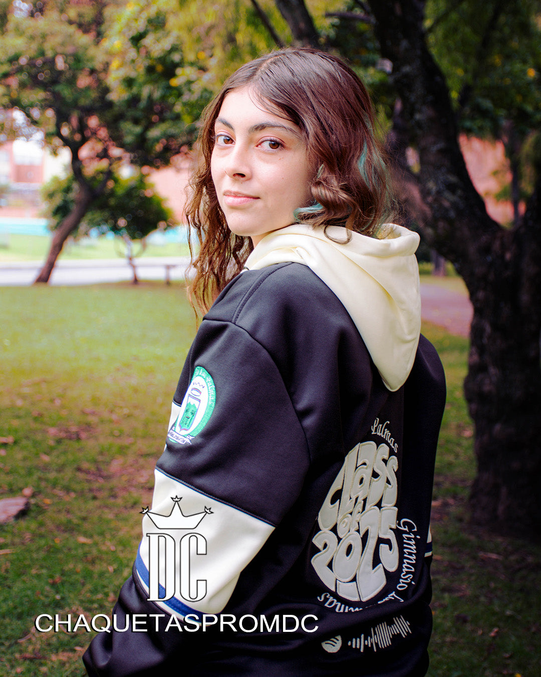 HOODIE CON FRANJA EN EL PECHO Y MANGAS, NEGRO/BEIGE