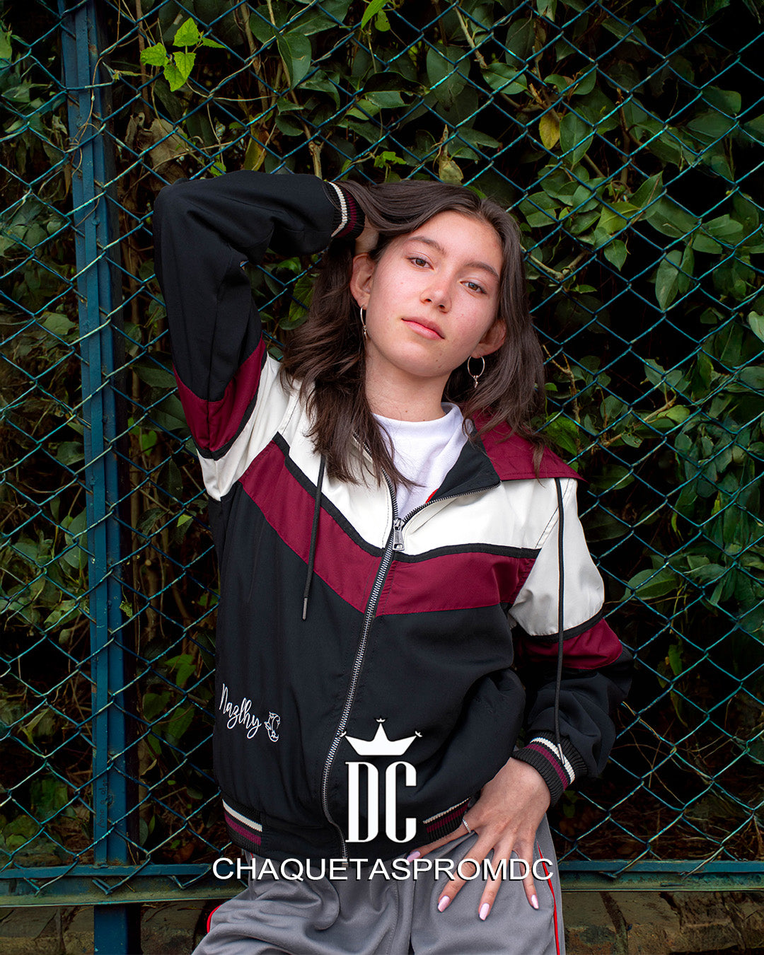CHAQUETA IMPERMEABLE 3 CORTES EN V ALTO