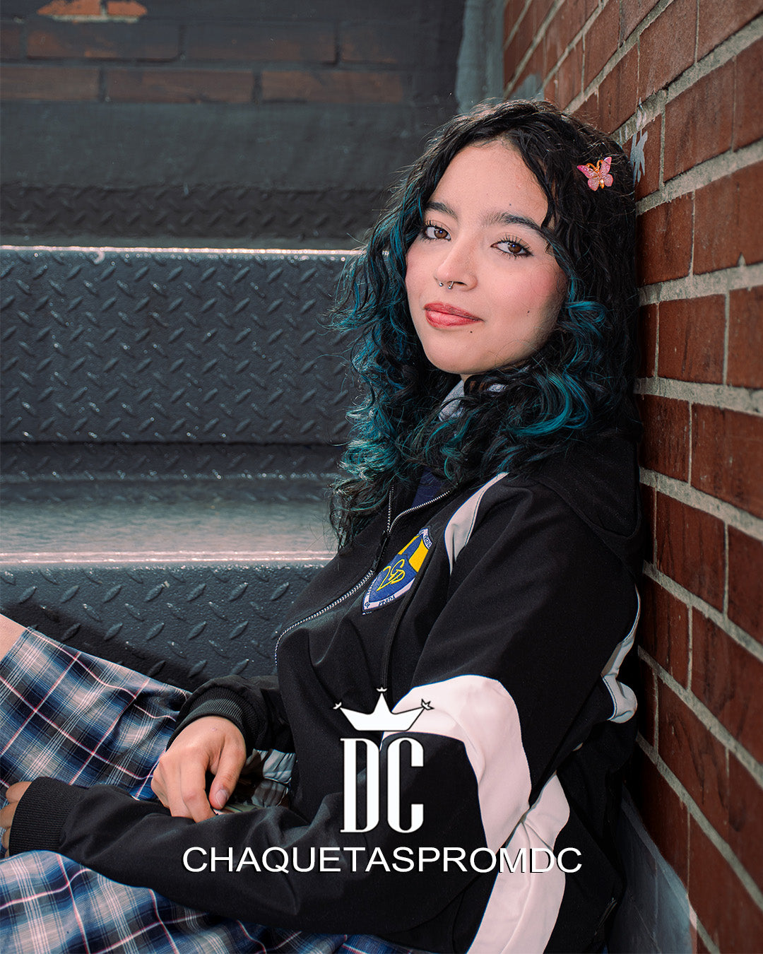 CHAQUETA IMPERMEABLE CON CORTES EN FRANJAS