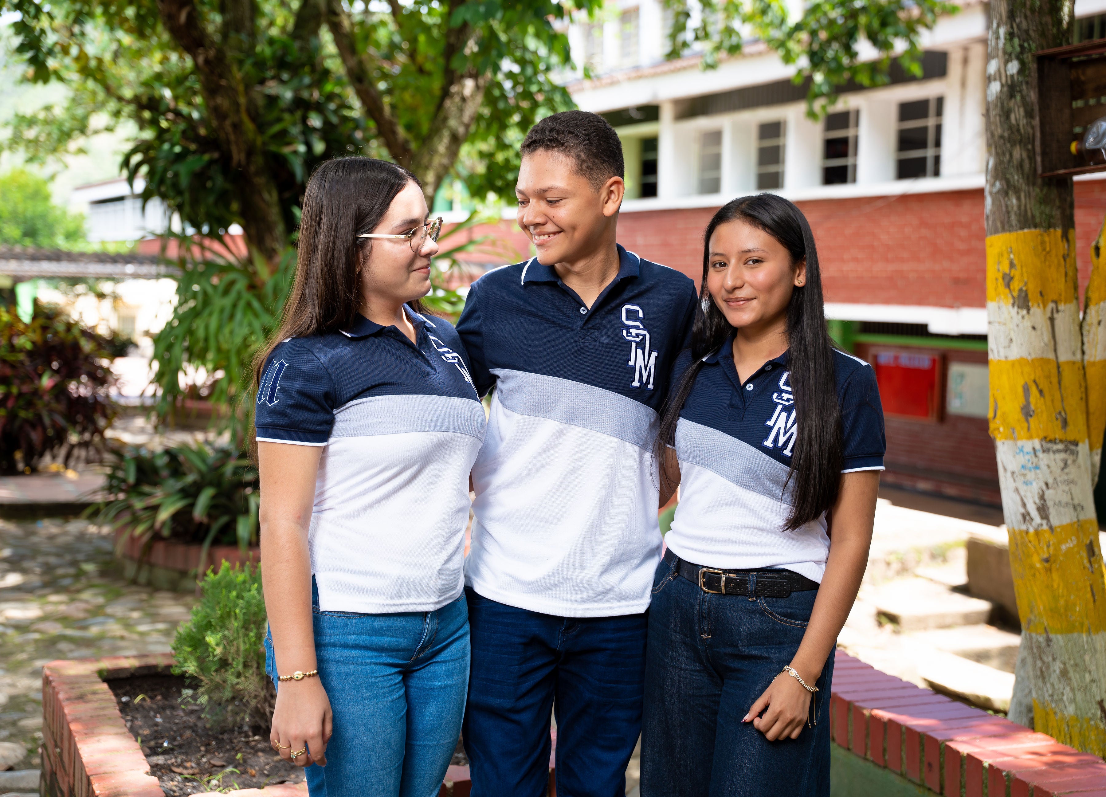 CAMISETA POLO TRICOLOR CON CORTES DIAGONALES, AZUL/GRIS/BLANCO
