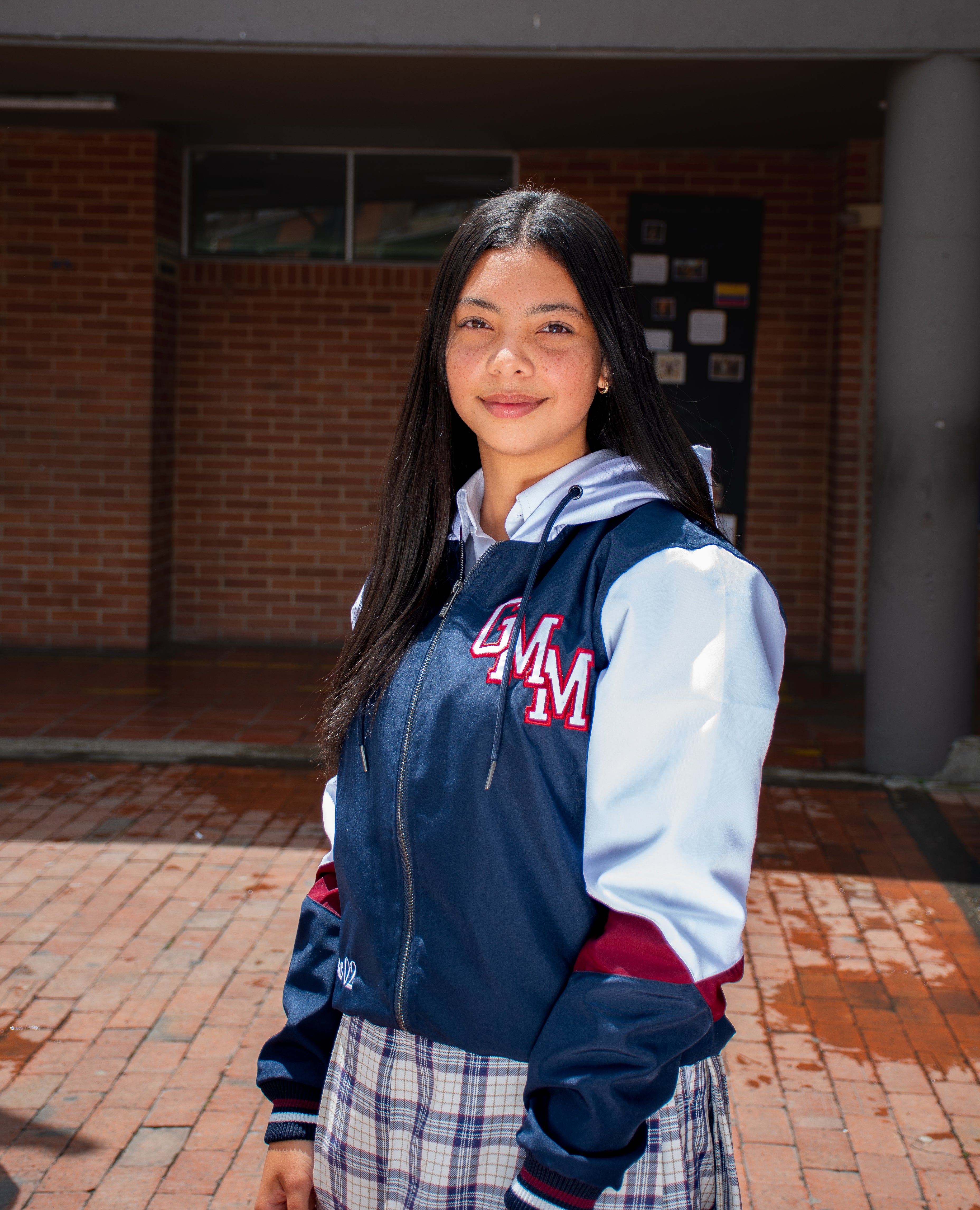 CHAQUETA IMPERMEABLE CON CORTES △ EN MANGAS