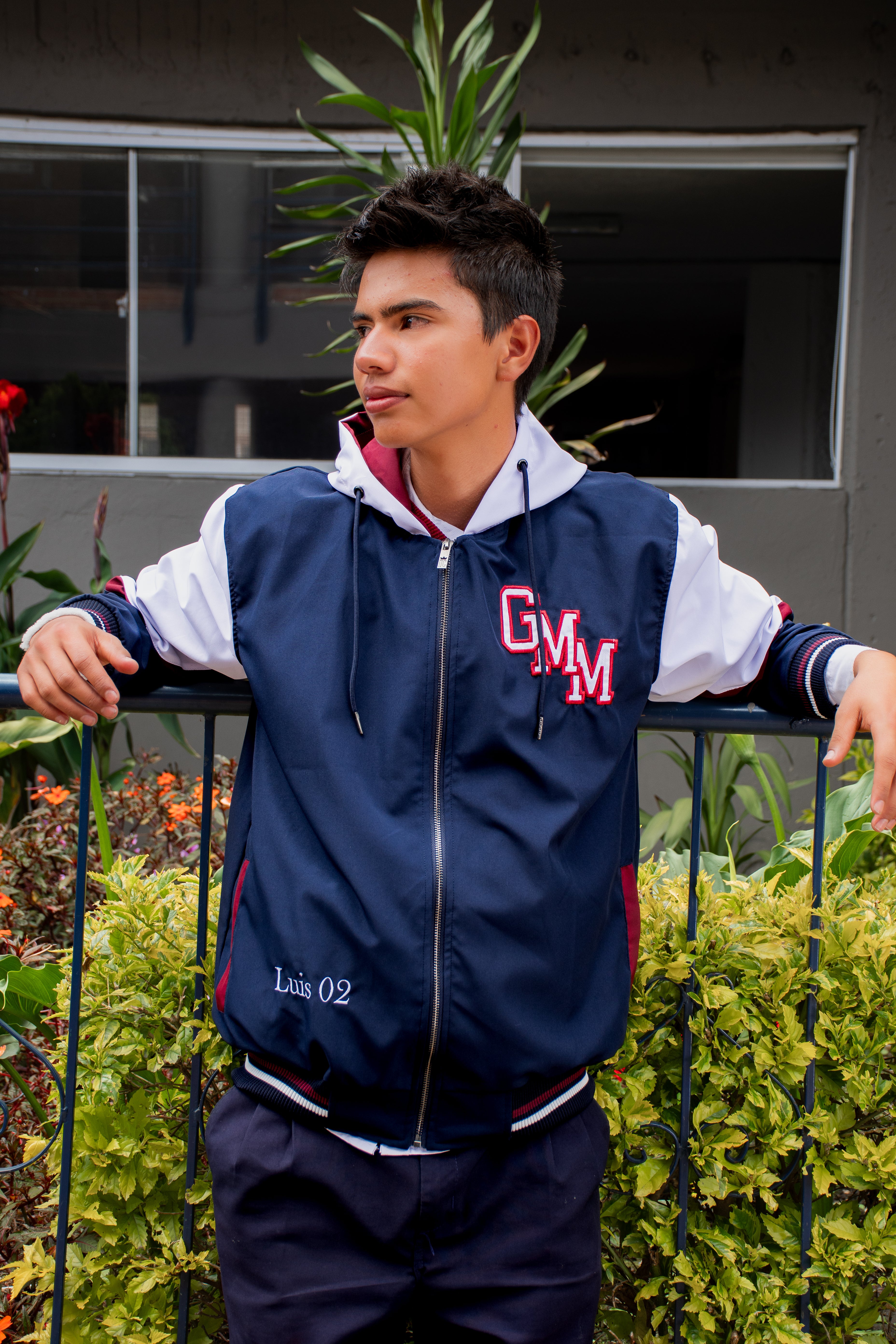 CHAQUETA IMPERMEABLE CON CORTES △ EN MANGAS