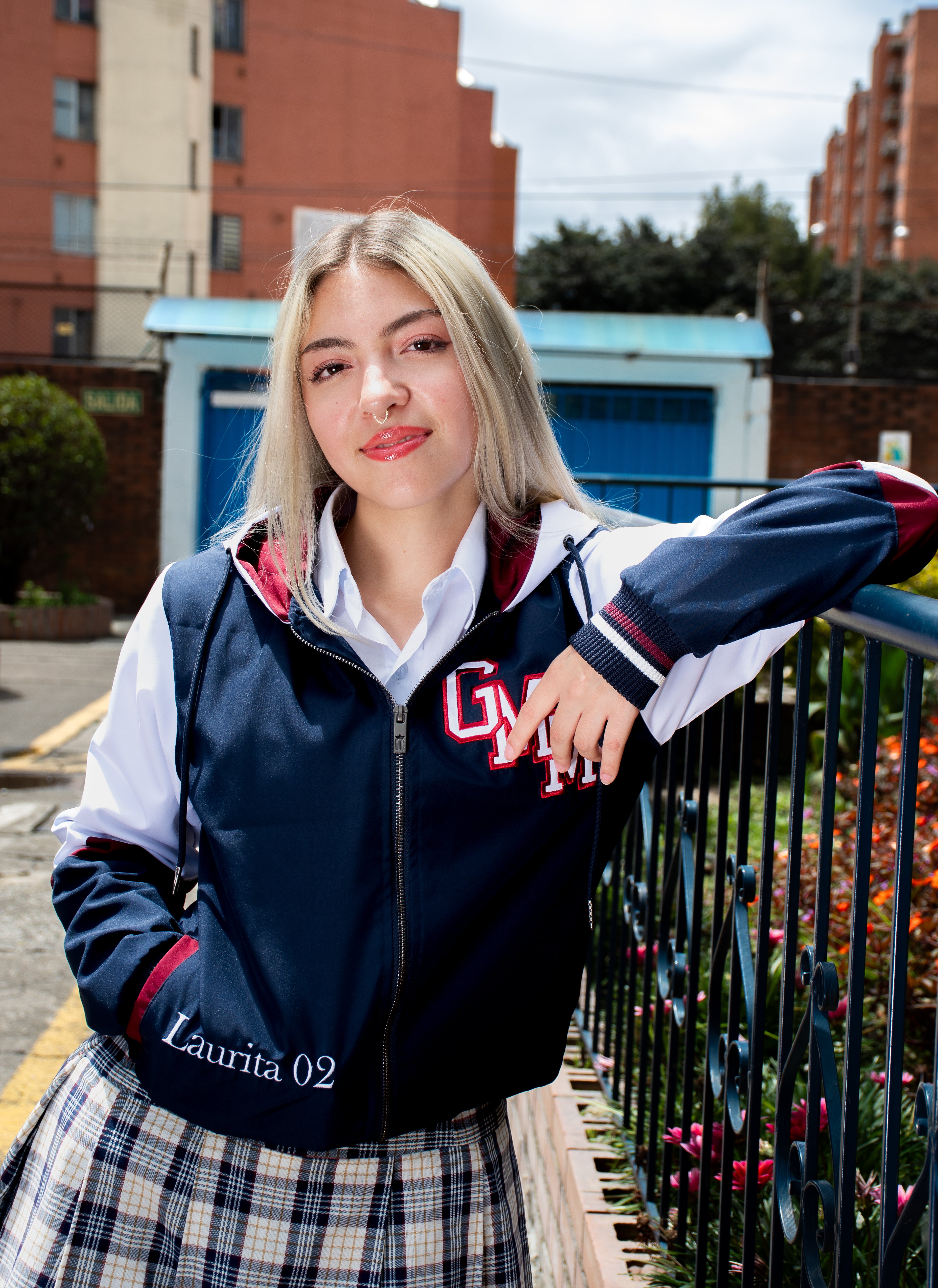 CHAQUETA IMPERMEABLE CON CORTES △ EN MANGAS