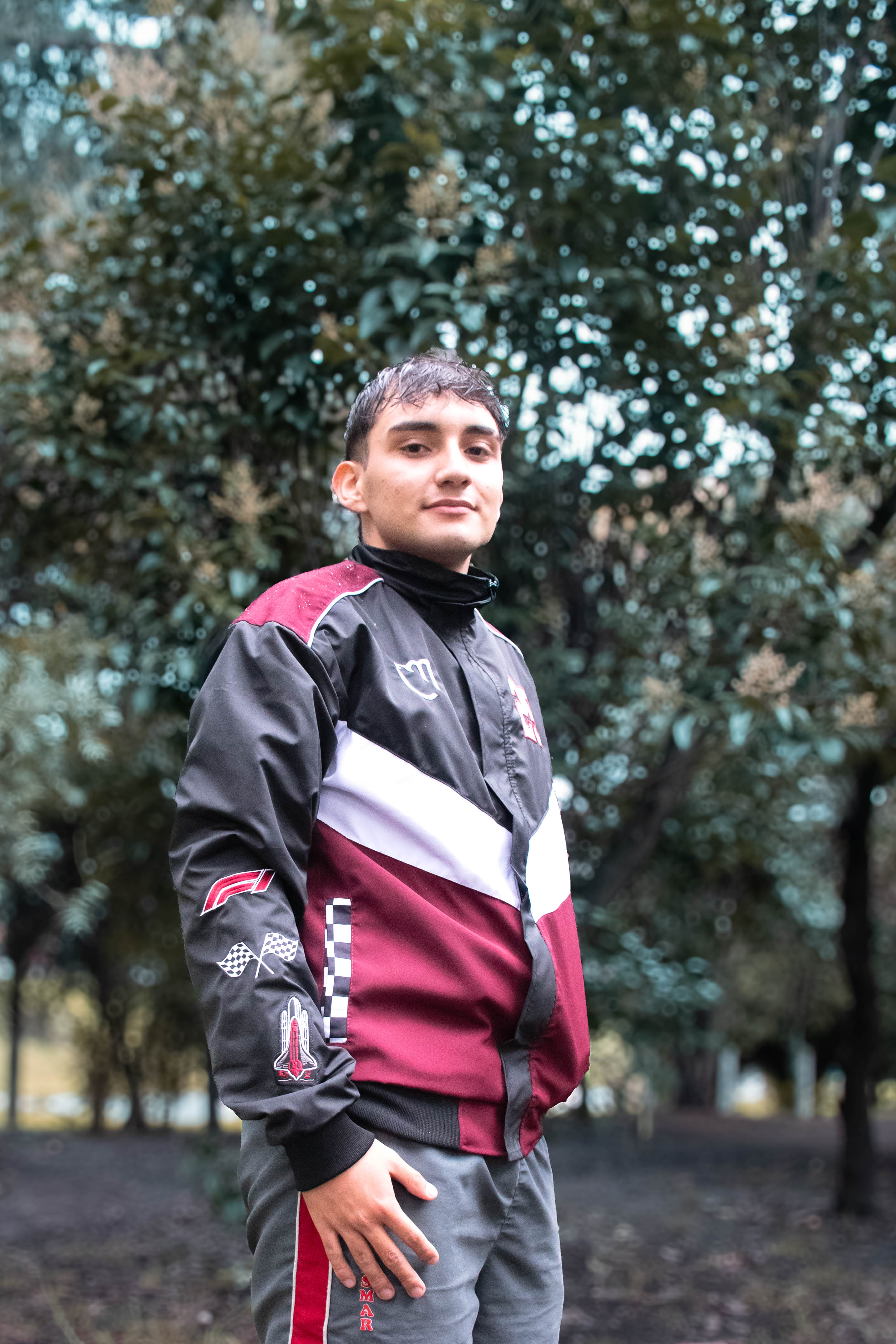 F1 IMPERMEABLE CON CORTES EN V