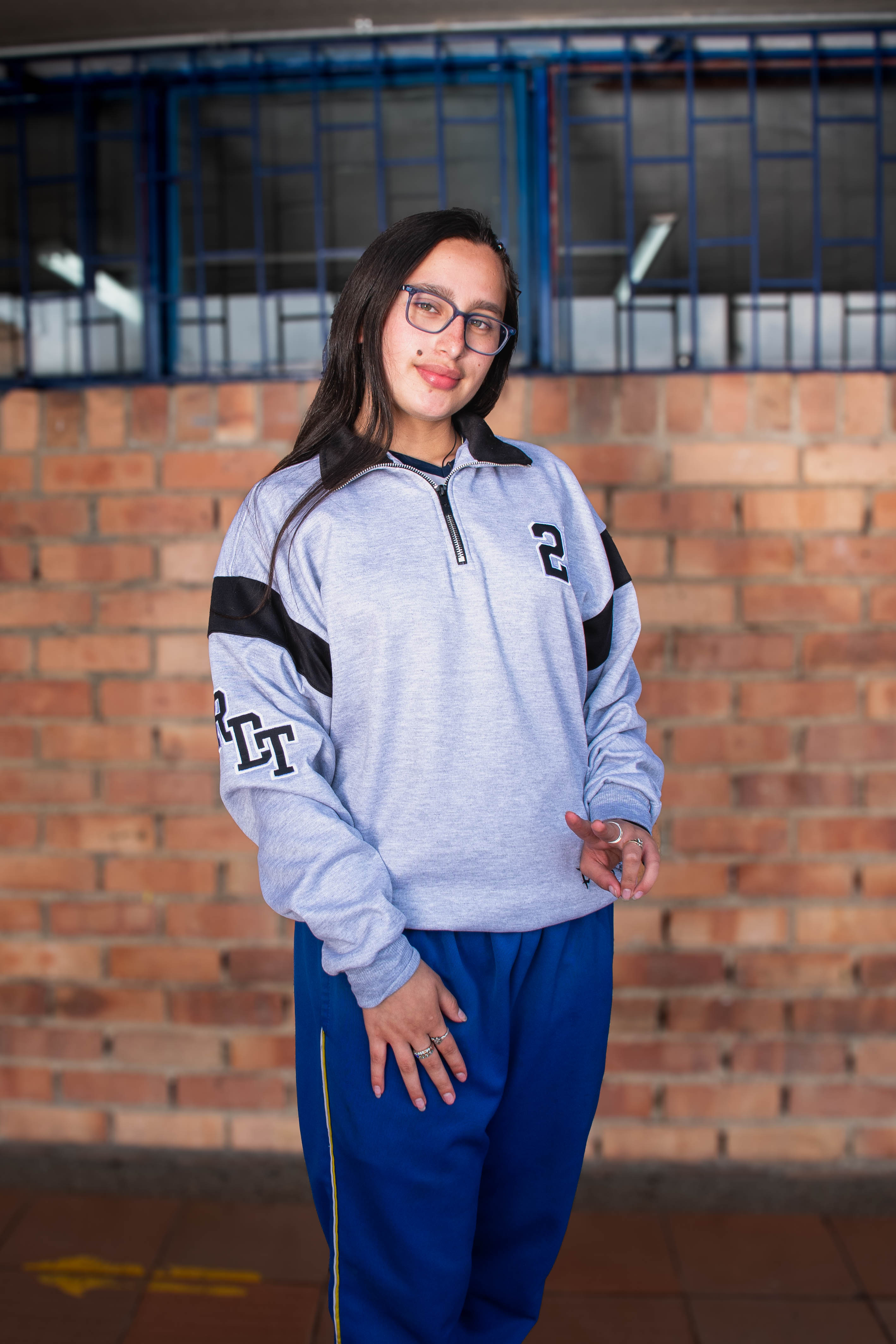HOODIE DE CUELLO CON FRANJAS EN MANGAS