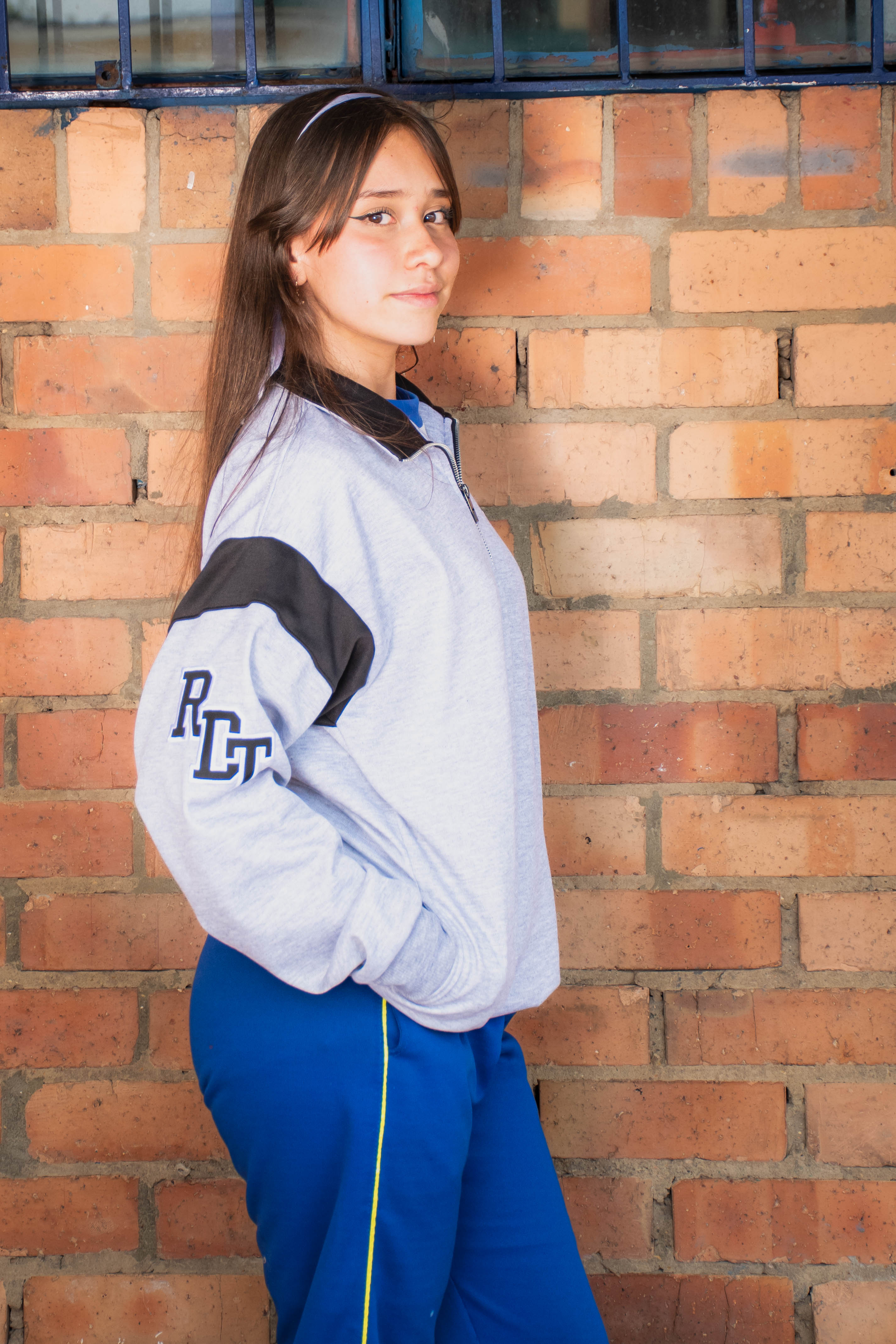 HOODIE DE CUELLO CON FRANJAS EN MANGAS