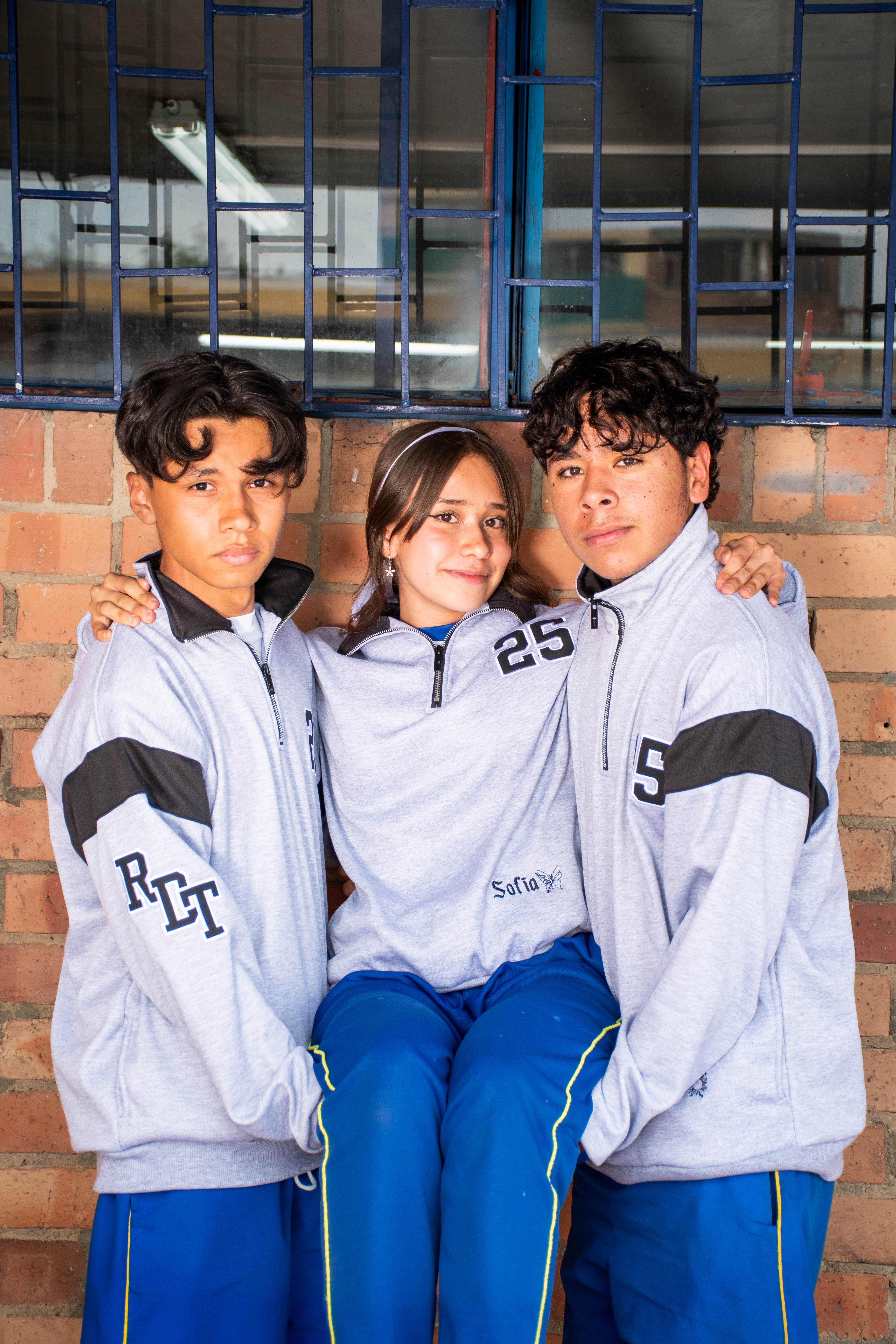 HOODIE DE CUELLO CON FRANJAS EN MANGAS