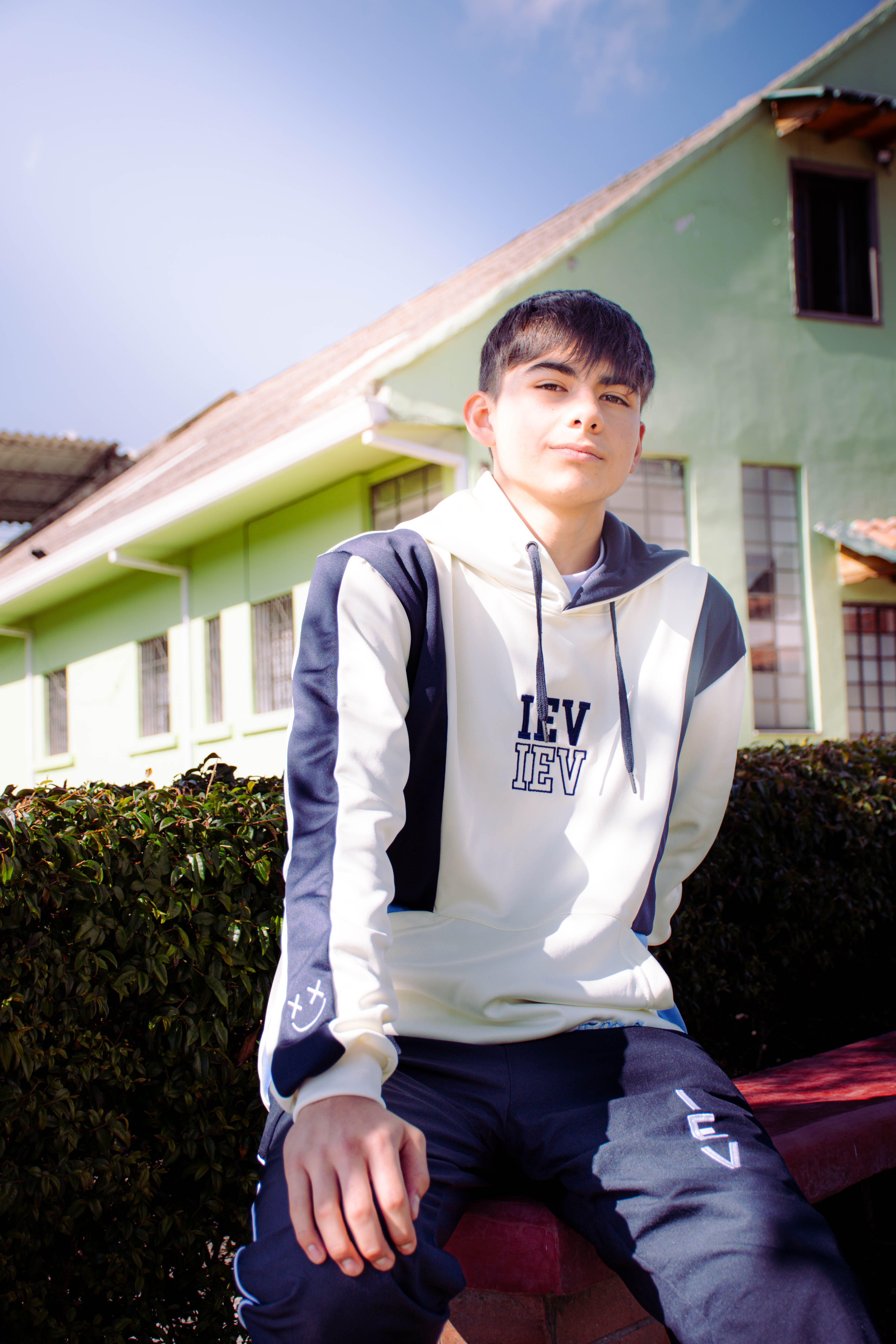 HOODIE DE CORTES LATERALES, BEIGE/AZUL