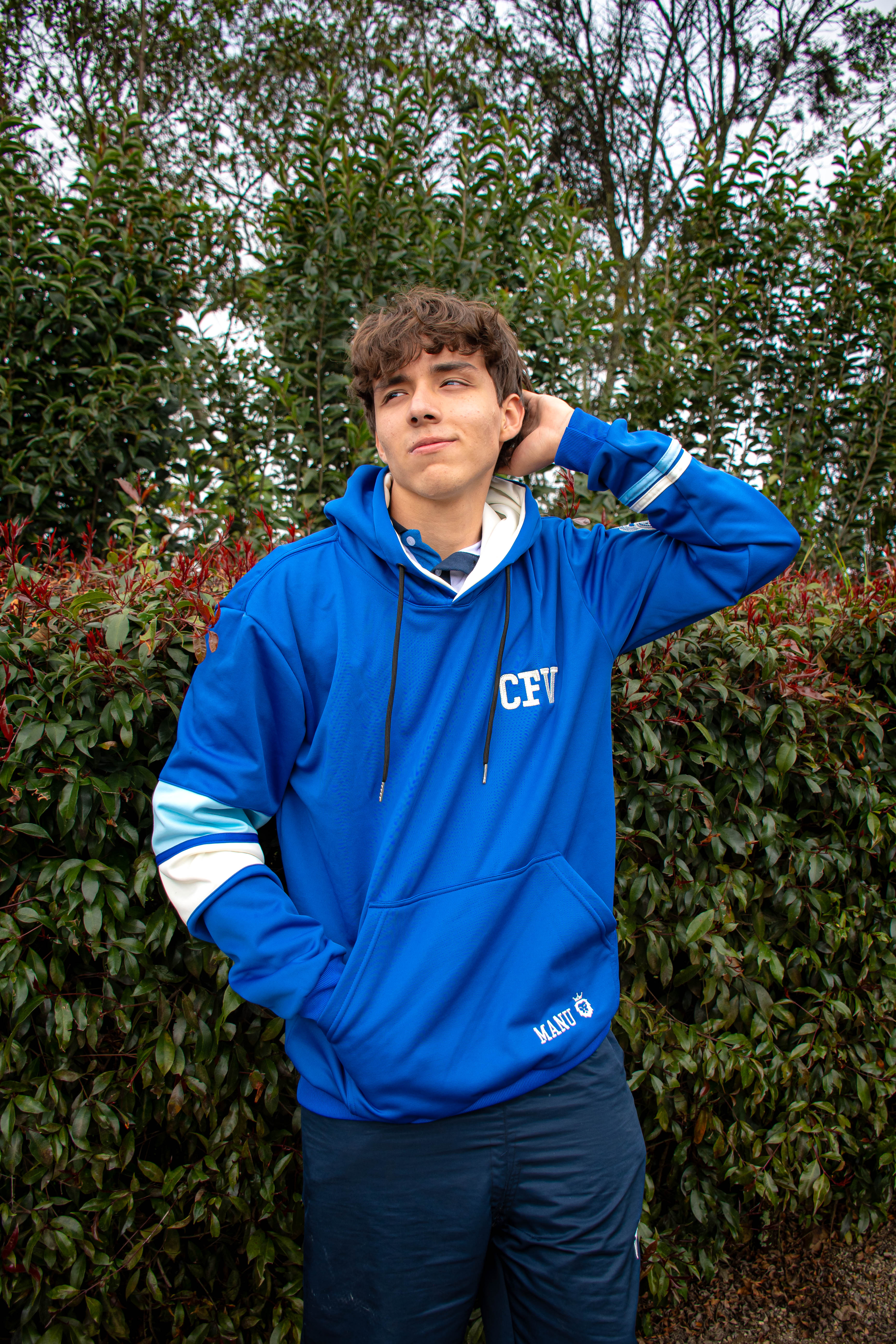 HOODIE CON FRANJAS EN MANGAS