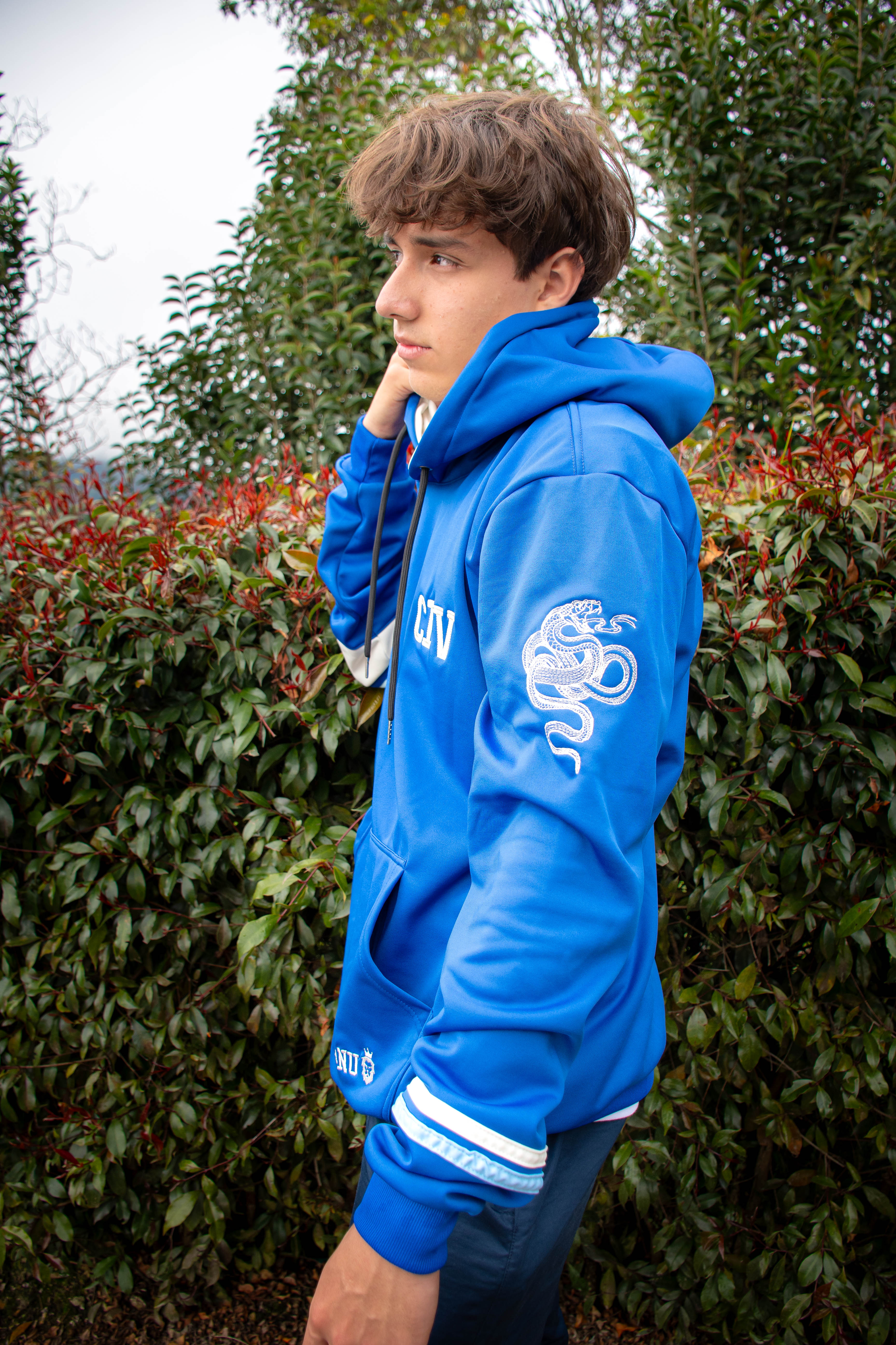 HOODIE CON FRANJAS EN MANGAS