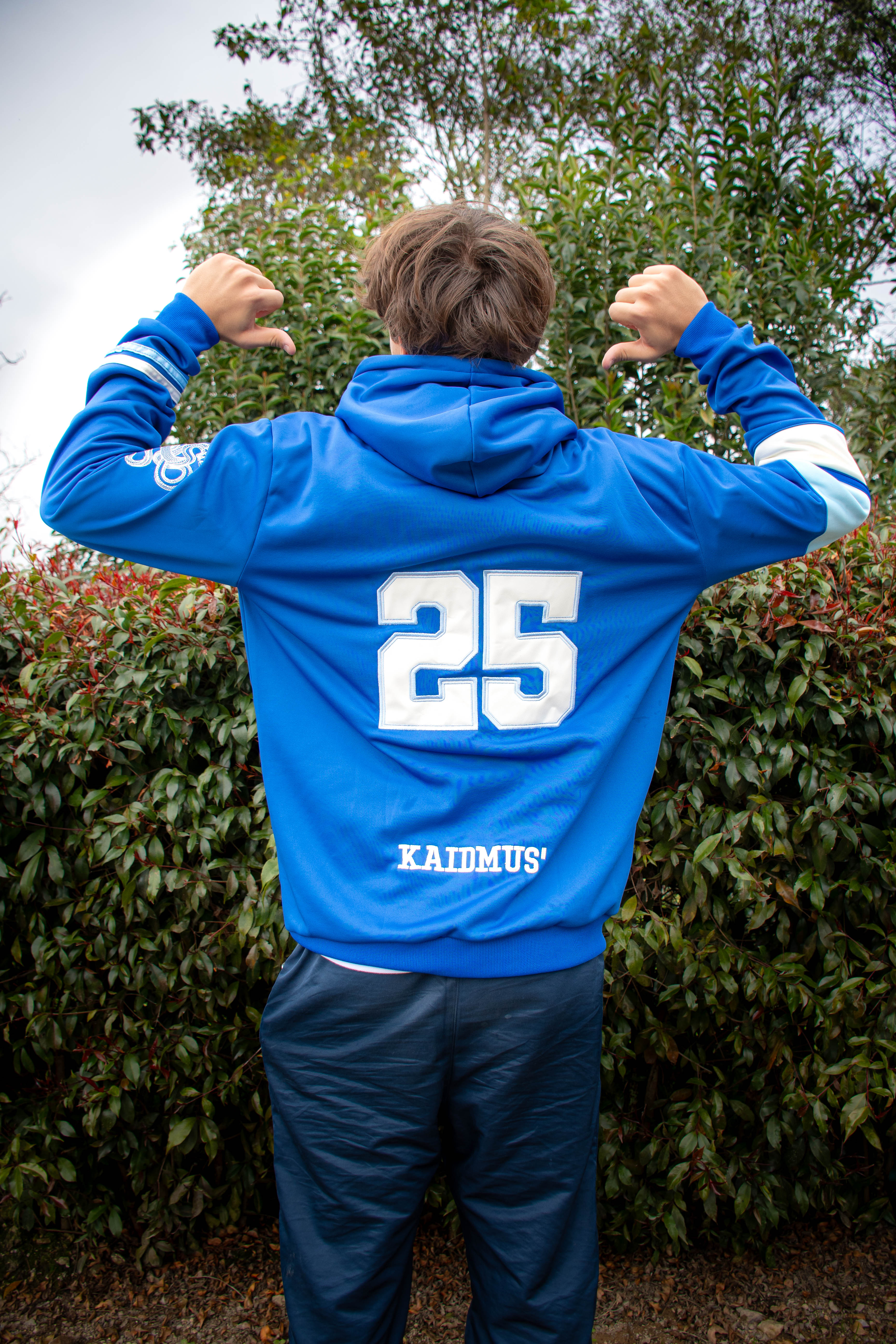 HOODIE CON FRANJAS EN MANGAS