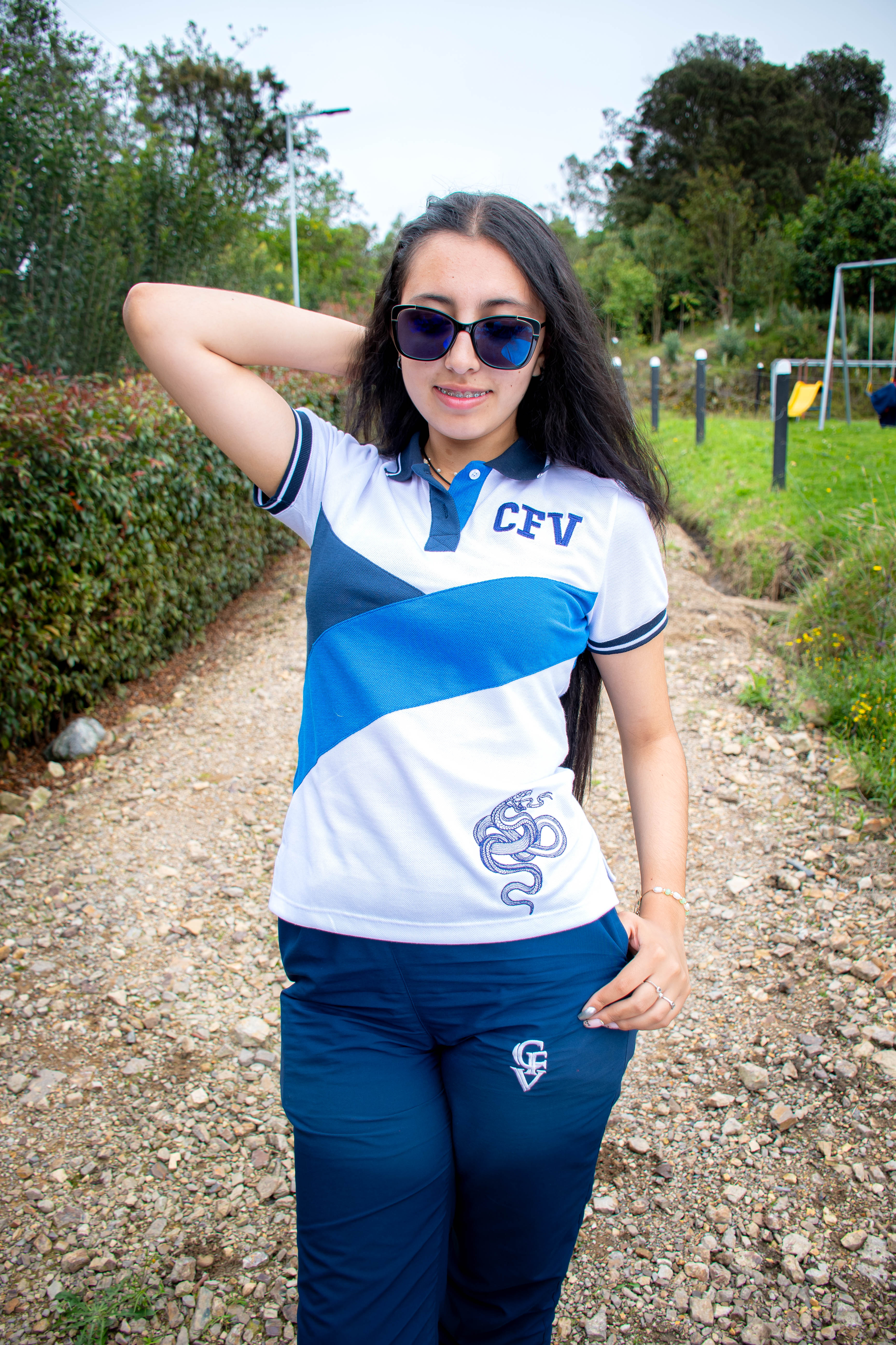 CAMISETA POLO CON V BICOLOR, BLANCO/AZUL