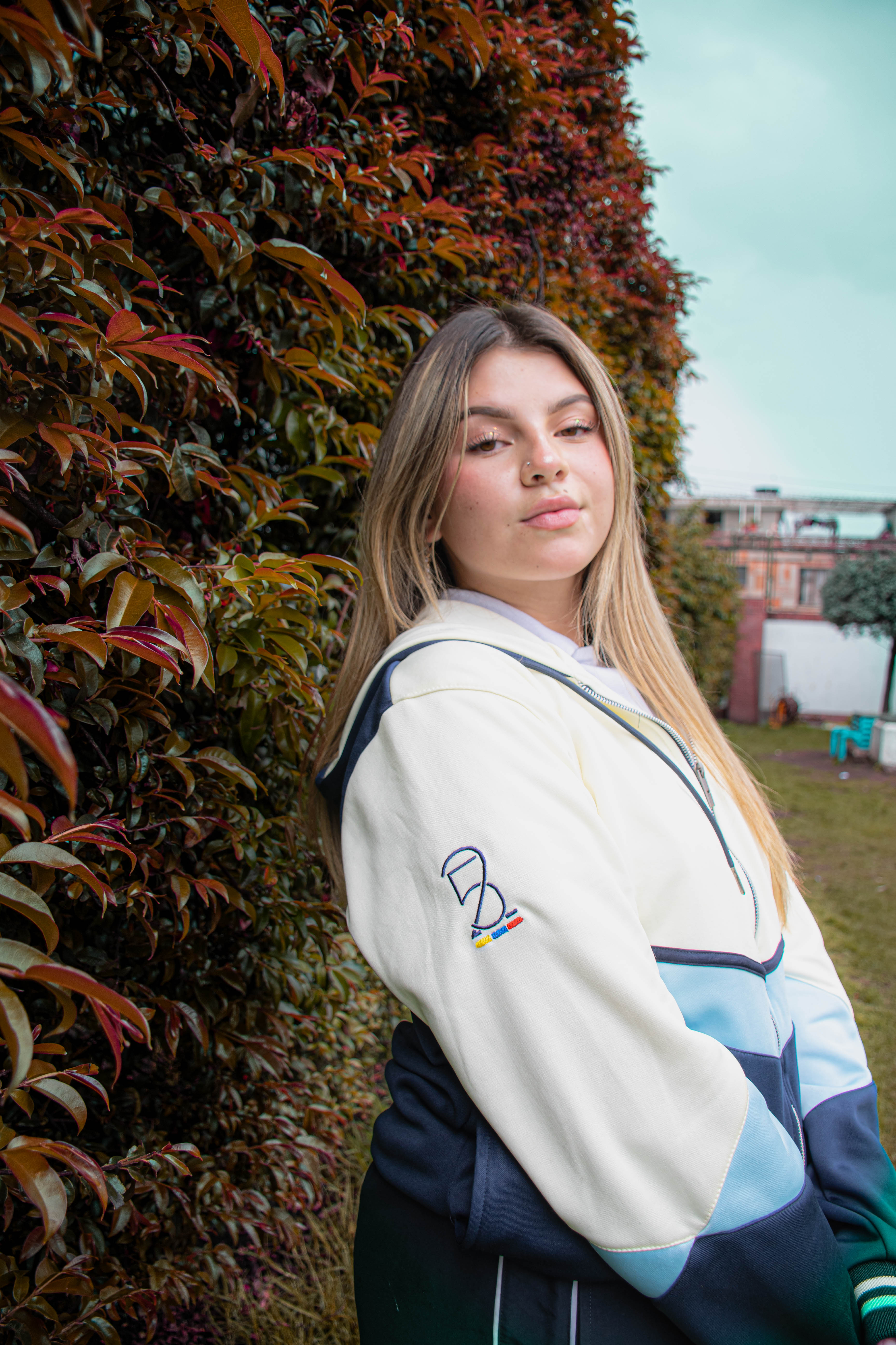 CHAQUETA EN PERCHADO 3 CORTES EN V BEIGE Y AZUL