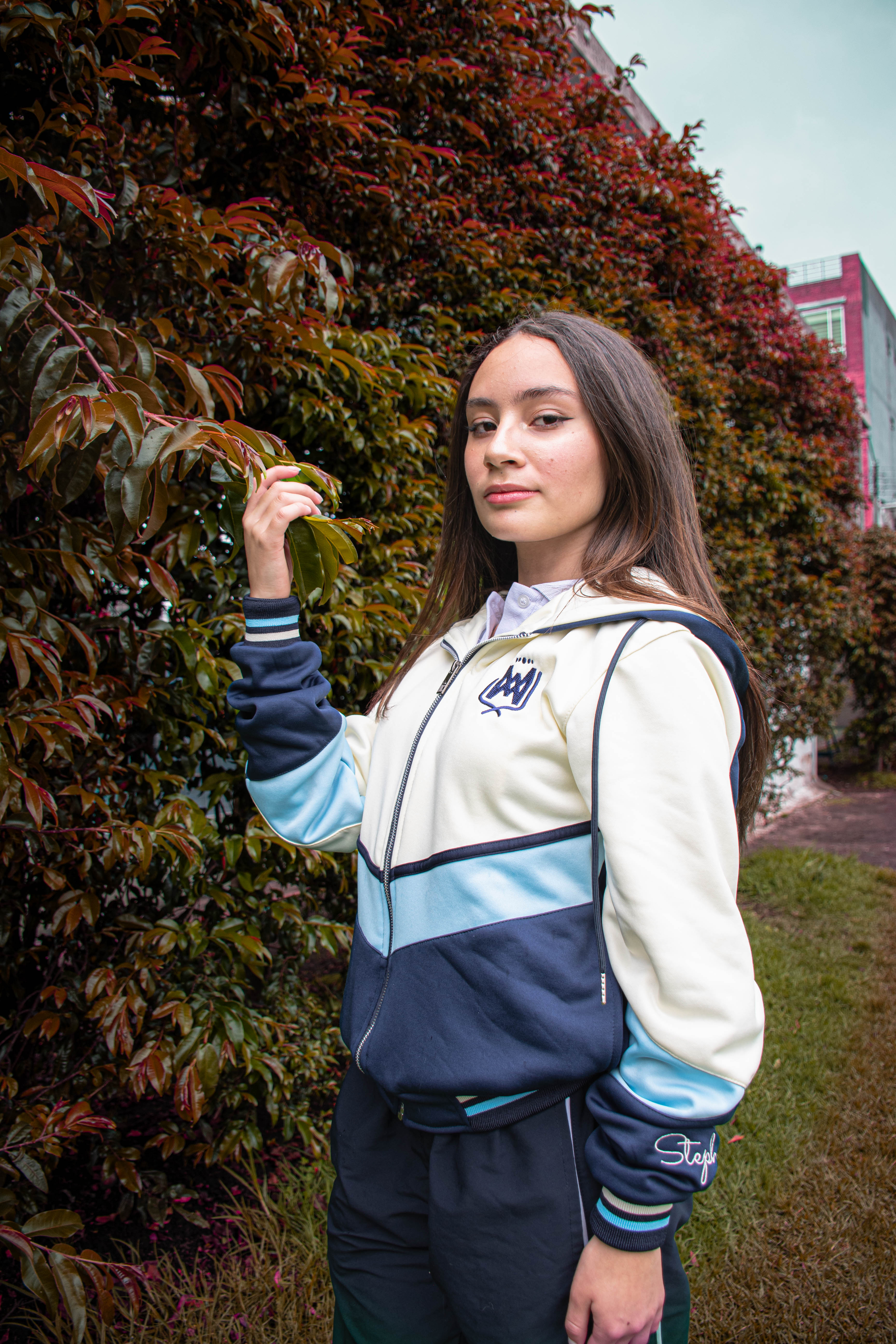 CHAQUETA EN PERCHADO 3 CORTES EN V BEIGE Y AZUL