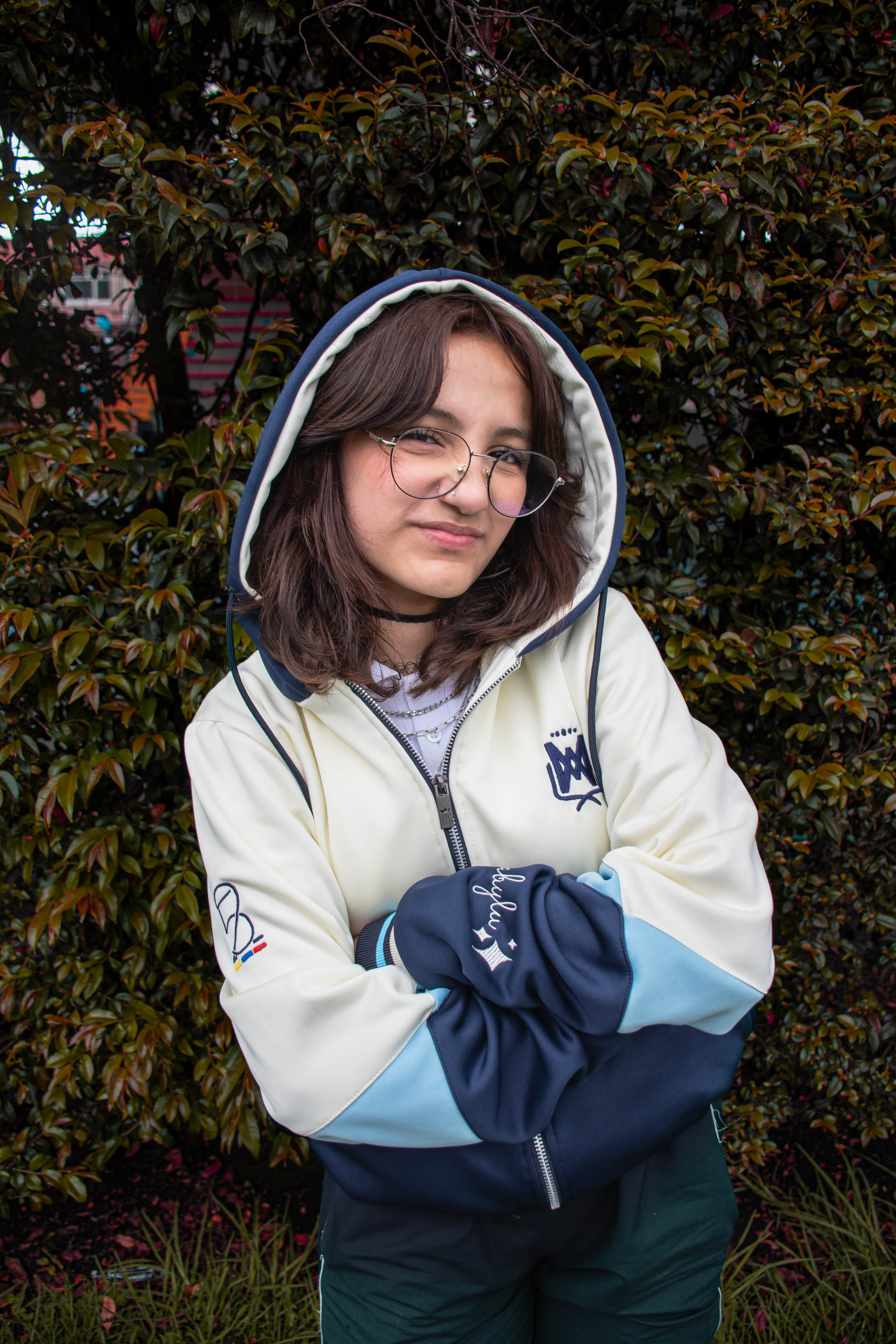 CHAQUETA EN PERCHADO 3 CORTES EN V BEIGE Y AZUL