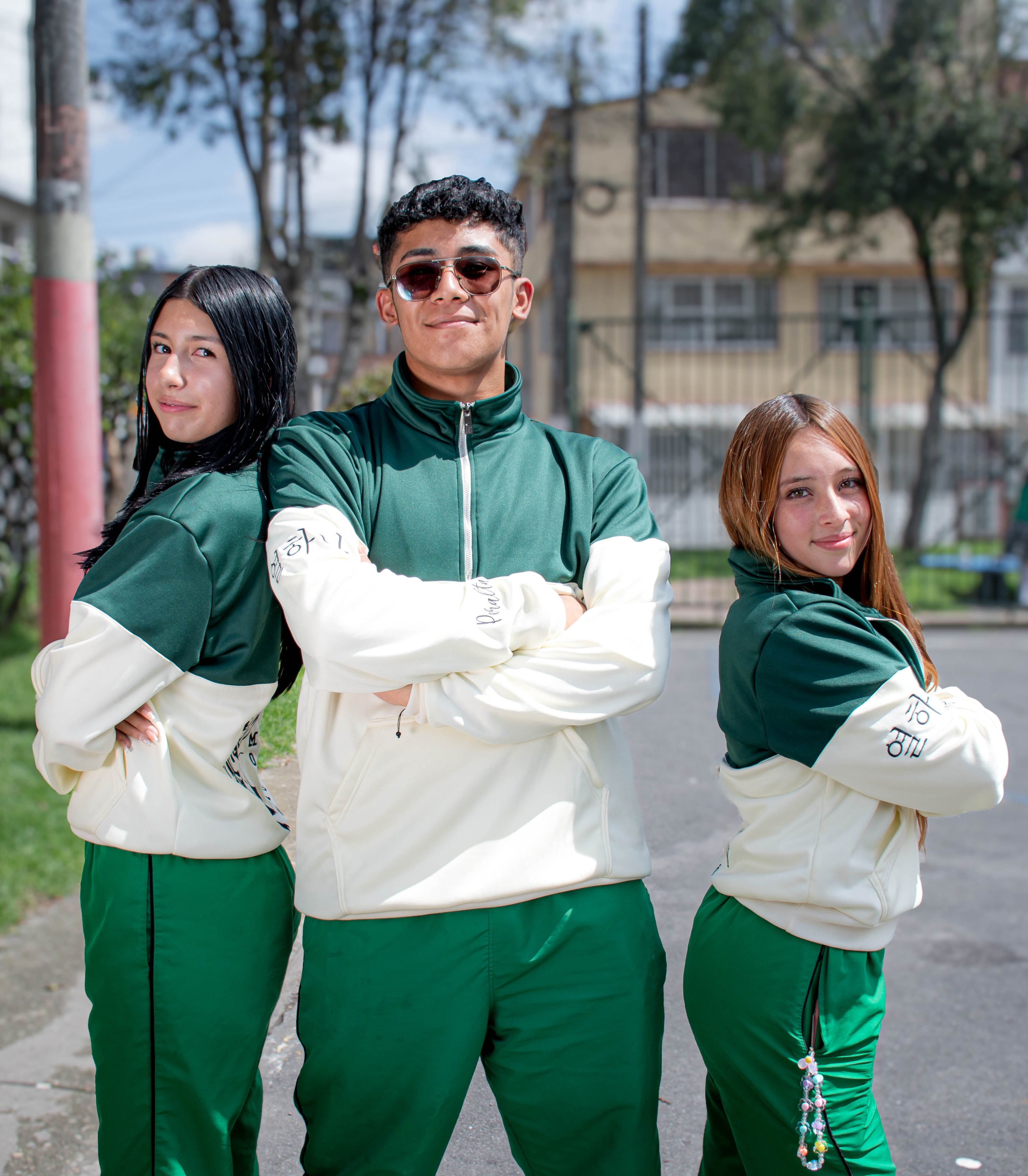 HOODIE DE CUELLO BICOLOR HORIZONTAL, VERDE/BEIGE